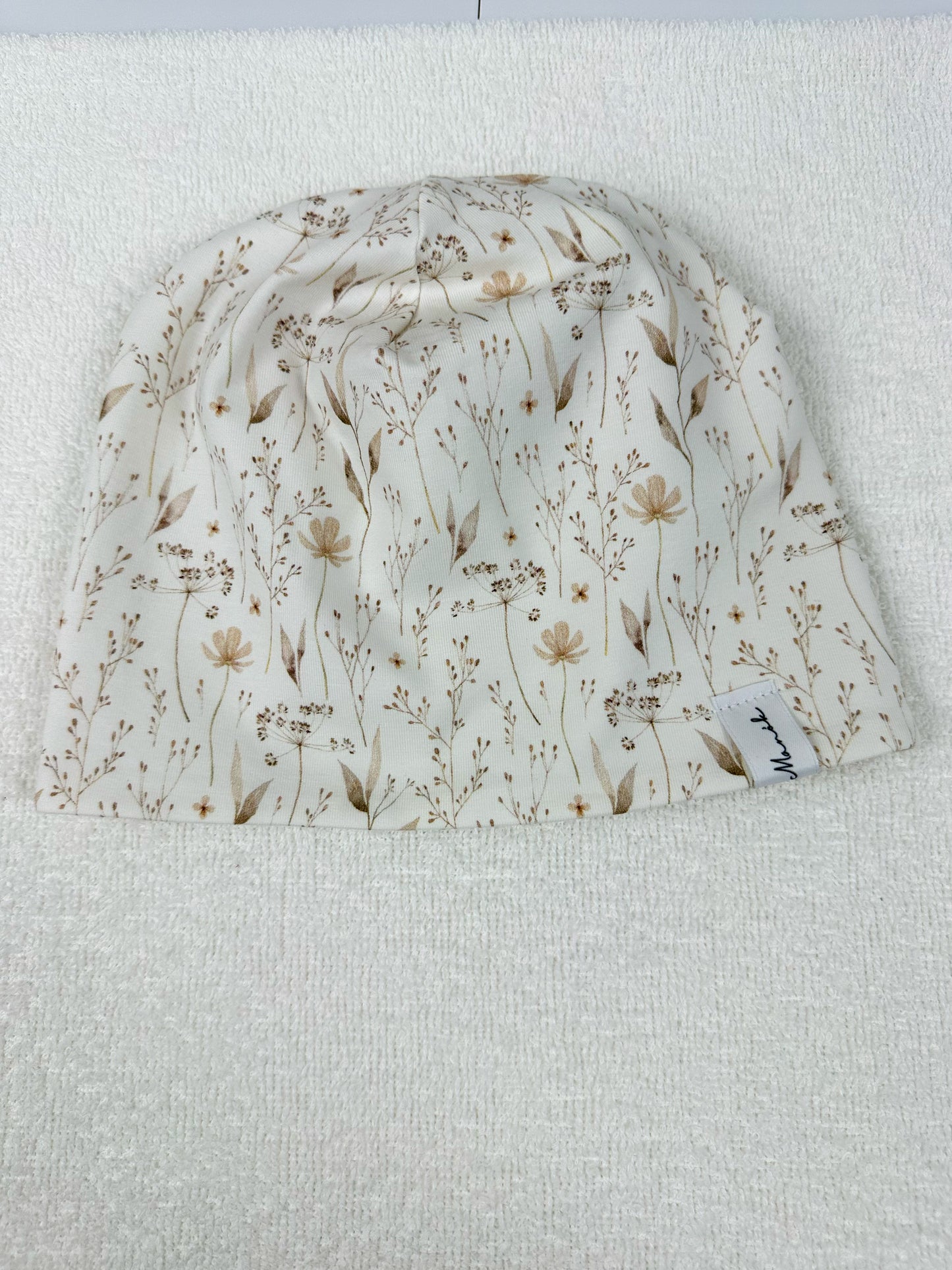 Handgemachte Beanies für Kinder und Babys sind nicht nur praktisch, um sie warm zu halten, sondern auch eine tolle Möglichkeit, ihnen einen individuellen Stil zu verleihen. Es gibt viele verschiedene Designs, Farben und Materialien, die verwendet werden können, um die Beanies einzigartig zu machen.