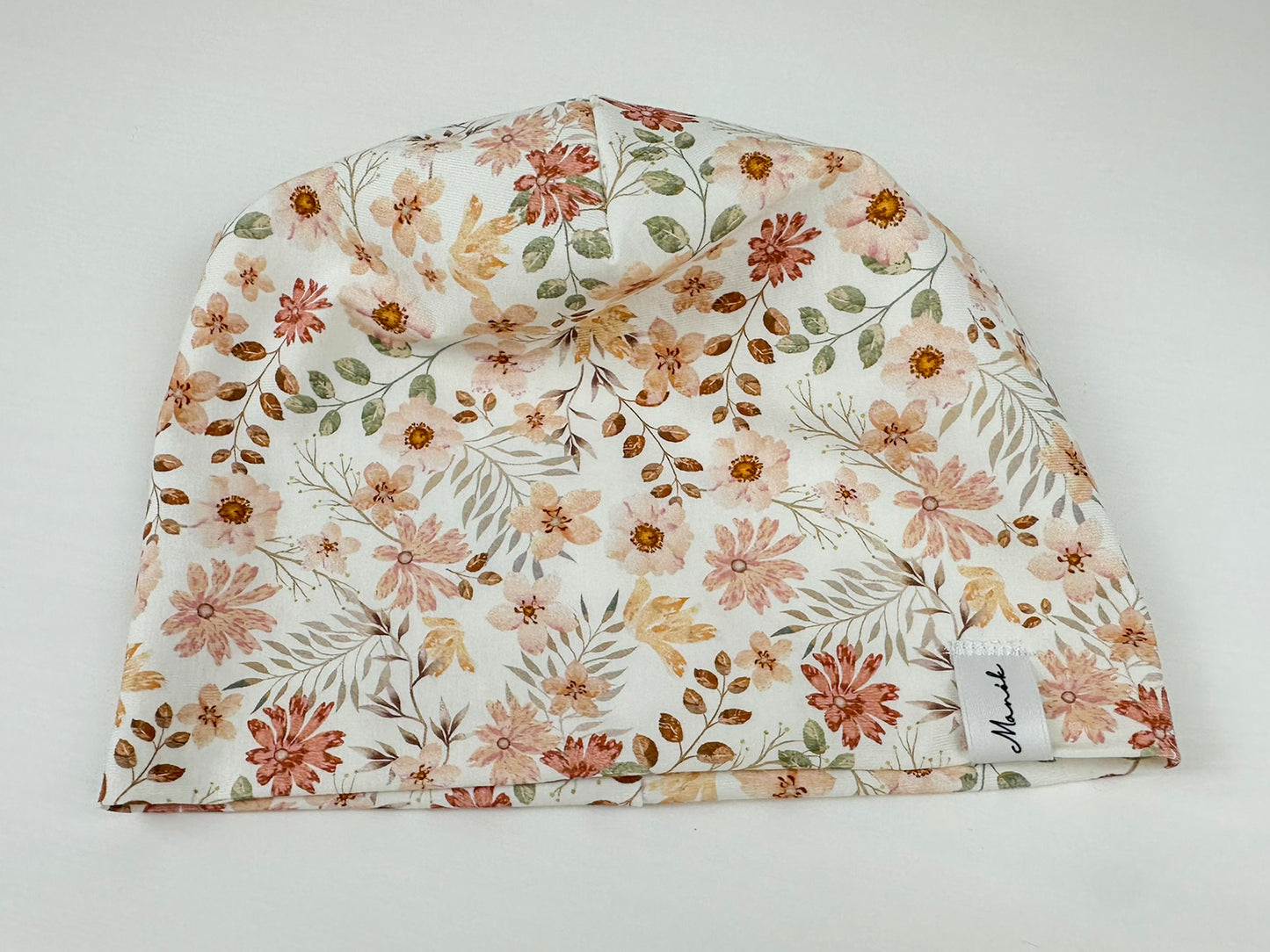 Handgemachte Beanies für Kinder und Babys sind nicht nur praktisch, um sie warm zu halten, sondern auch eine tolle Möglichkeit, ihnen einen individuellen Stil zu verleihen. Es gibt viele verschiedene Designs, Farben und Materialien, die verwendet werden können, um die Beanies einzigartig zu machen.