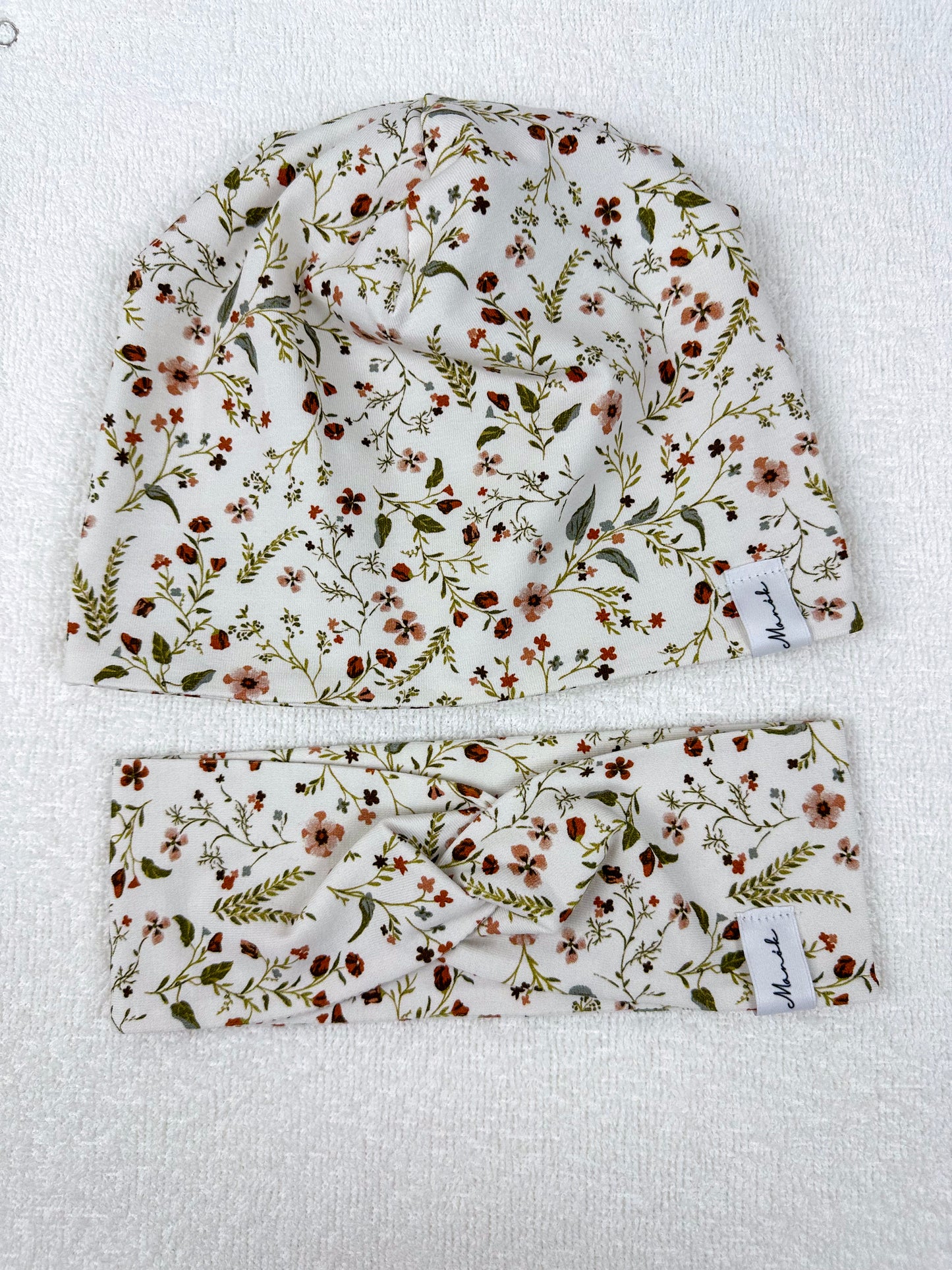 Beanie- und Stirnband-Kombinationen sind eine großartige Möglichkeit, um warm und stylisch durch die kalte Jahreszeit zu kommen.