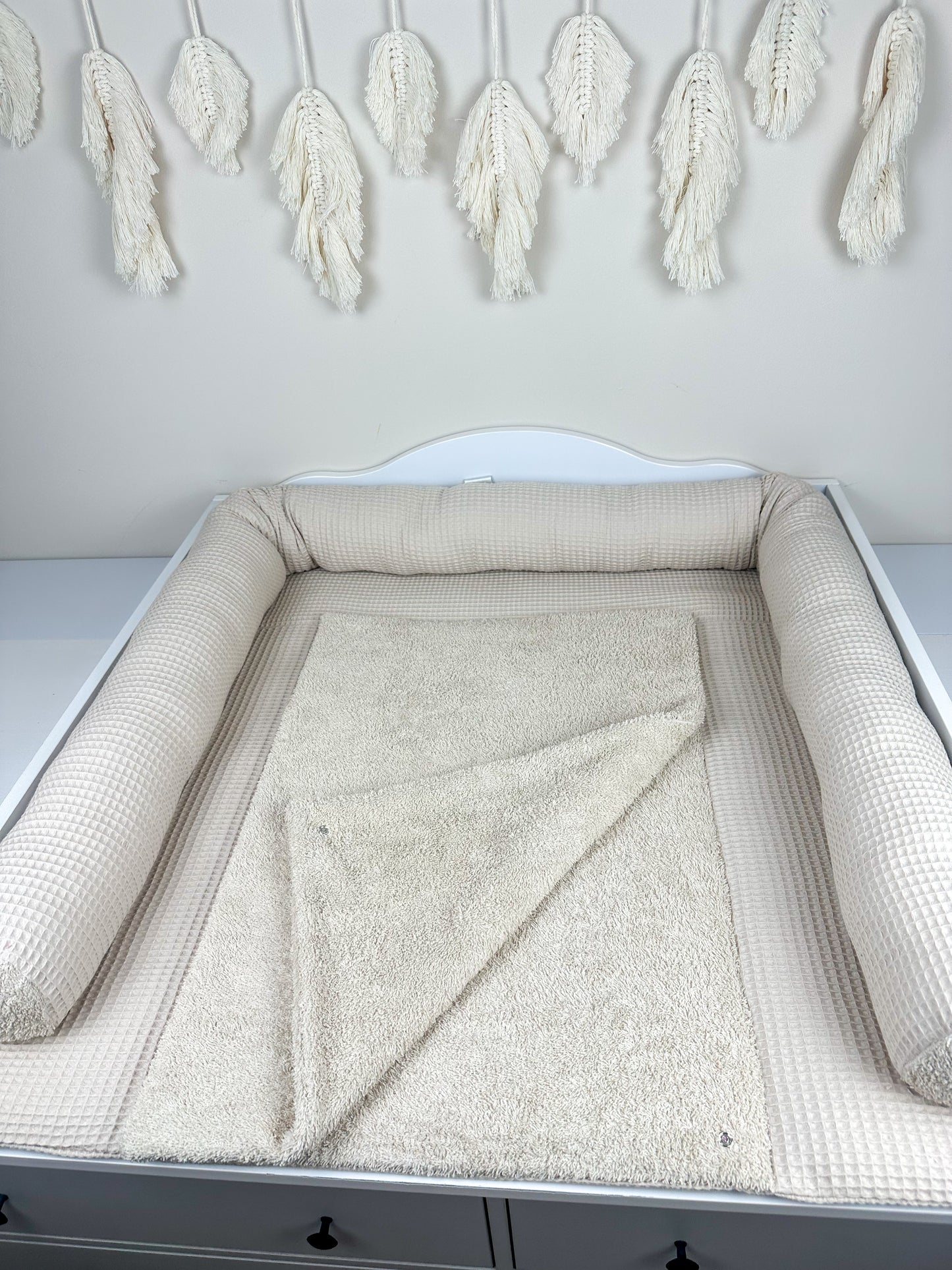 Gemütliche Wickeltischauflage aus Waffelpique und Frottee, die für Komfort und Wärme sorgt. Ideal für die sanfte Pflege Ihres Babys. Mit Wechselauflage zum waschen.