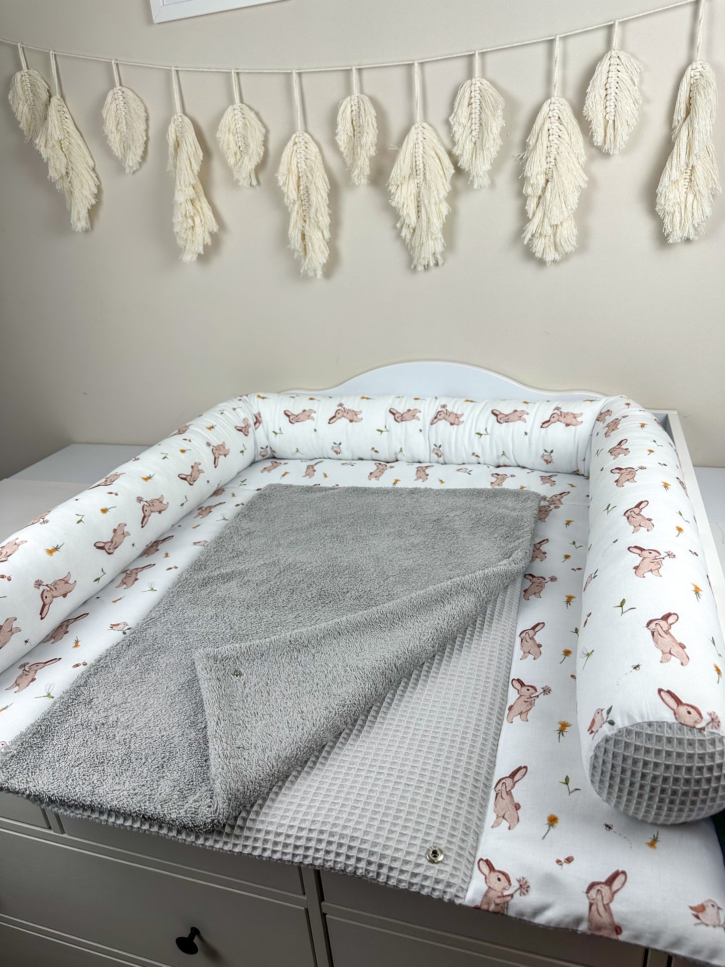 Das Set S für deinen Wickeltisch ist wirklich eine großartige Wahl! Es vereint Funktionalität und ansprechendes Design, was es ideal für die Einrichtung deines Wickeltischs macht. Mit der hochwertigen Wickelauflage, der praktischen Wechselauflage zum Aufknöpfen und der Wickeltischumrandung oder Bettschlange von 200 cm hast du alles, was du benötigst. Die kuschelige Frottee-Oberfläche sorgt zudem für zusätzlichen Komfort, was sowohl für dich als auch für dein Baby angenehm ist. Waschbar
