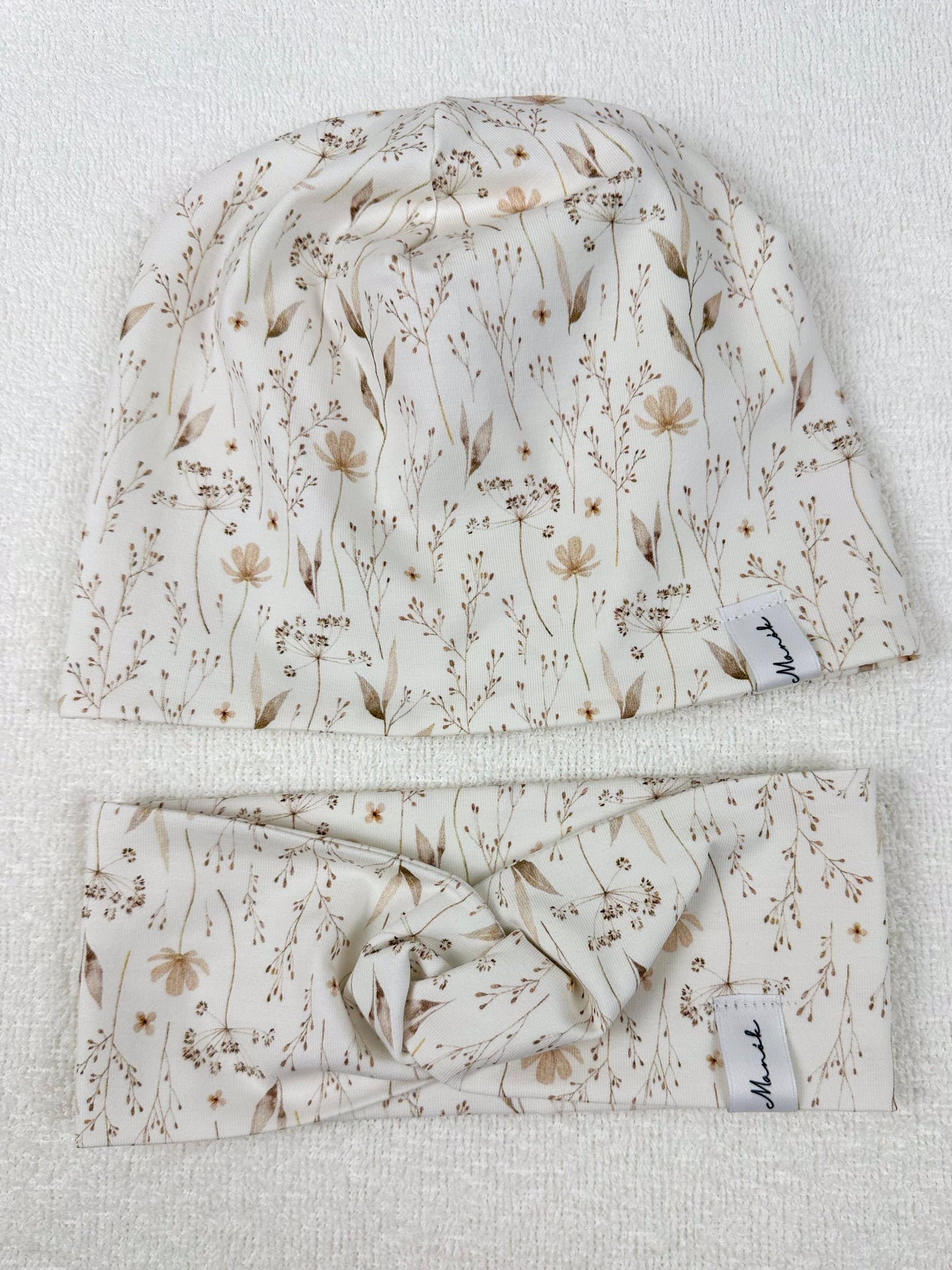 Beanie- und Stirnband-Kombinationen sind eine großartige Möglichkeit, um warm und stylisch durch die kalte Jahreszeit zu kommen.
