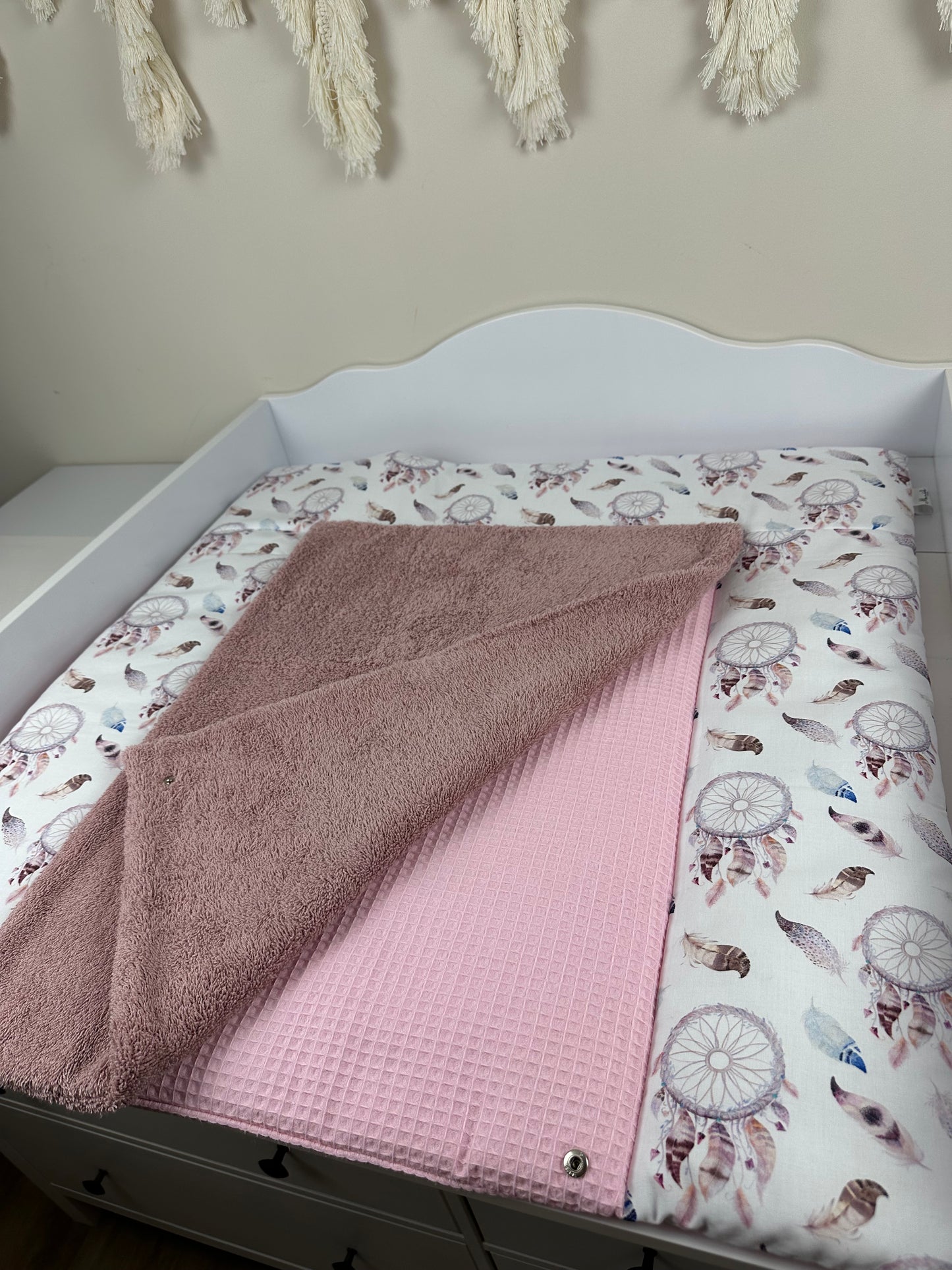 Das Set S für deinen Wickeltisch ist wirklich eine großartige Wahl! Es vereint Funktionalität und ansprechendes Design, was es ideal für die Einrichtung deines Wickeltischs macht. Mit der hochwertigen Wickelauflage, der praktischen Wechselauflage zum Aufknöpfen und der Wickeltischumrandung oder Bettschlange von 200 cm hast du alles, was du benötigst. Die kuschelige Frottee-Oberfläche sorgt zudem für zusätzlichen Komfort, was sowohl für dich als auch für dein Baby angenehm ist.