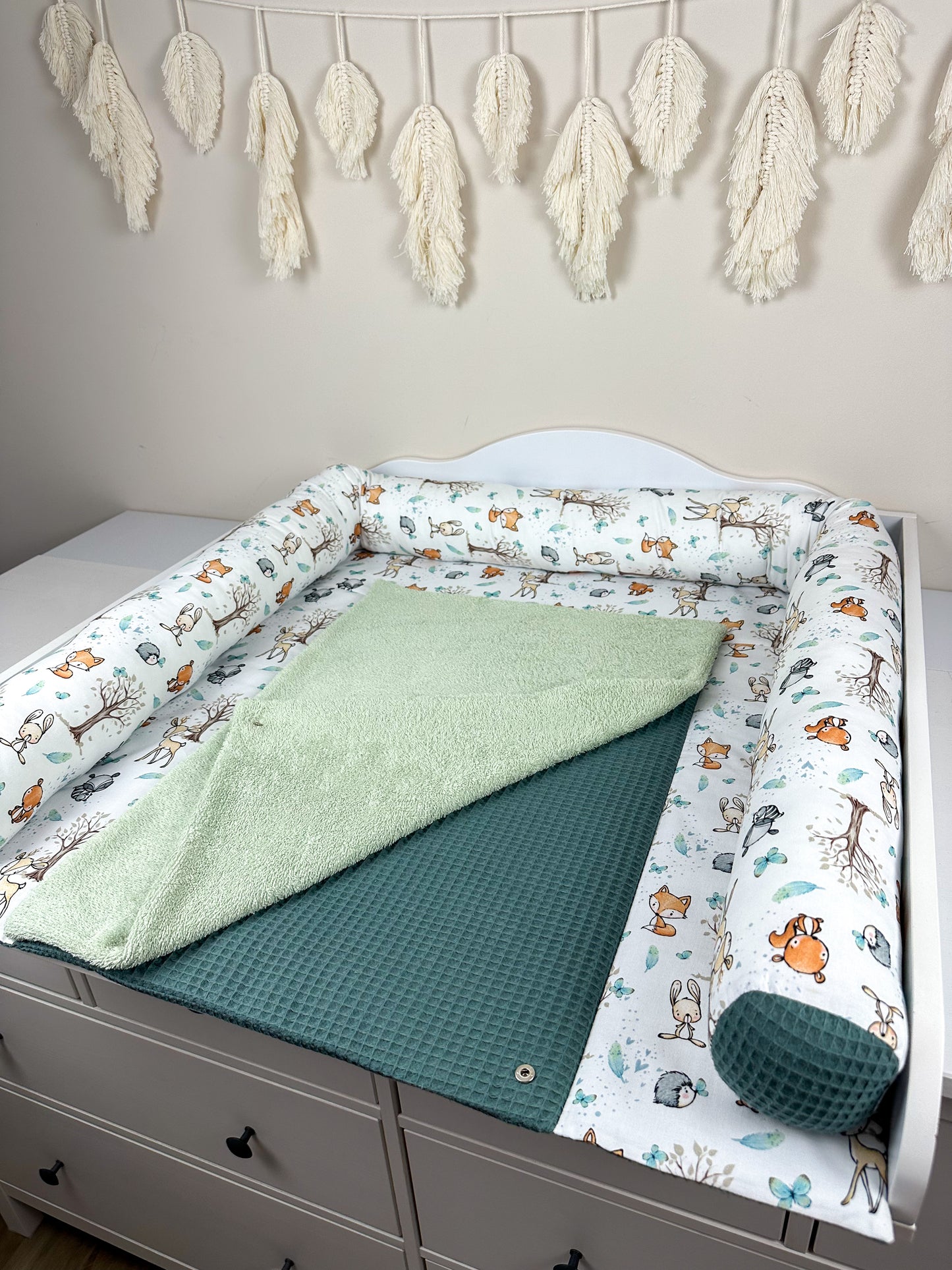 Das Set S für deinen Wickeltisch ist wirklich eine großartige Wahl! Es vereint Funktionalität und ansprechendes Design, was es ideal für die Einrichtung deines Wickeltischs macht. Mit der hochwertigen Wickelauflage, der praktischen Wechselauflage zum Aufknöpfen und der Wickeltischumrandung oder Bettschlange von 200 cm hast du alles, was du benötigst. Die kuschelige Frottee-Oberfläche sorgt zudem für zusätzlichen Komfort, was sowohl für dich als auch für dein Baby angenehm ist.