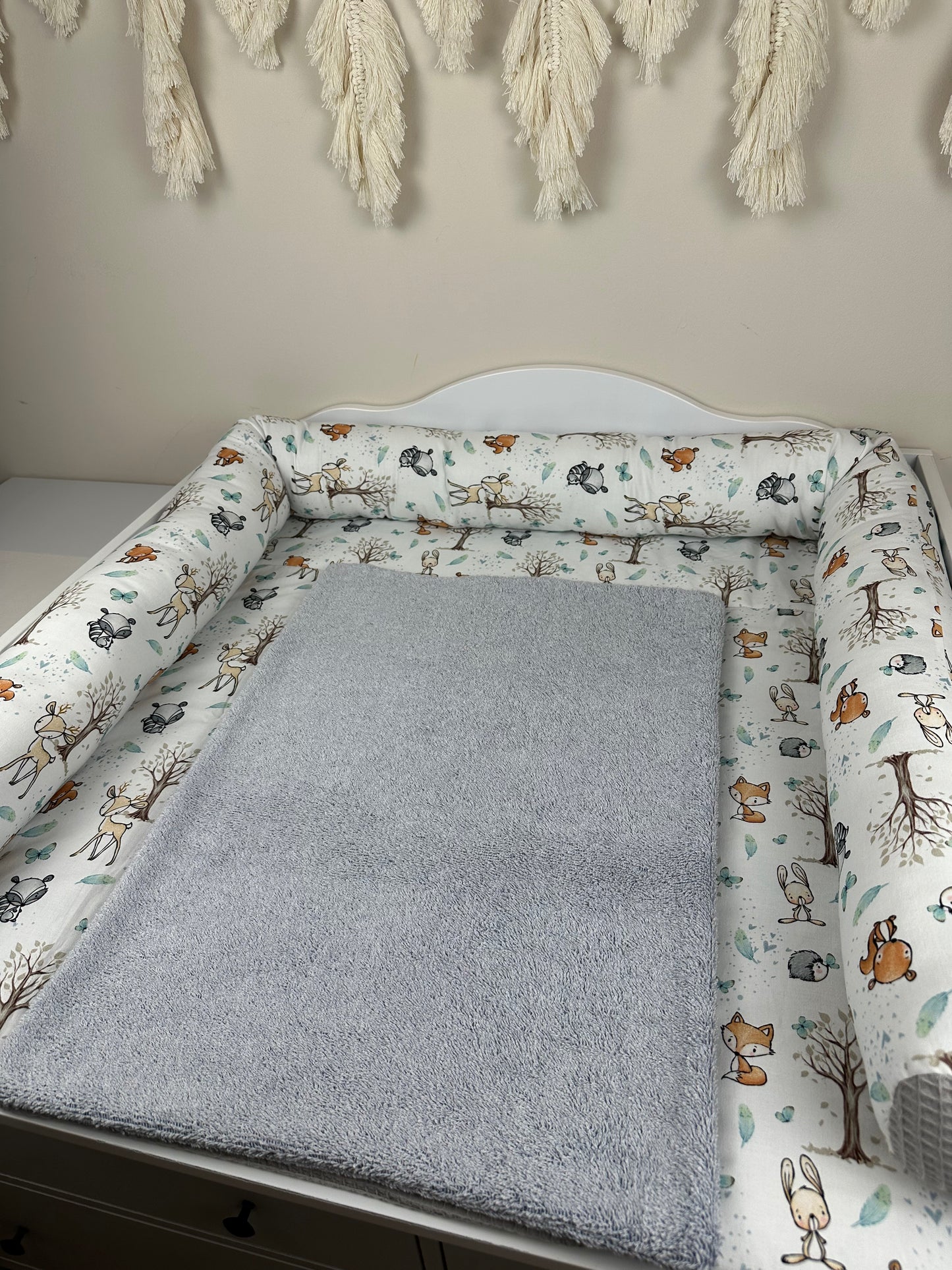 Das Set S für deinen Wickeltisch ist wirklich eine großartige Wahl! Es vereint Funktionalität und ansprechendes Design, was es ideal für die Einrichtung deines Wickeltischs macht. Mit der hochwertigen Wickelauflage, der praktischen Wechselauflage zum Aufknöpfen und der Wickeltischumrandung oder Bettschlange von 200 cm hast du alles, was du benötigst. Die kuschelige Frottee-Oberfläche sorgt zudem für zusätzlichen Komfort, was sowohl für dich als auch für dein Baby angenehm ist.