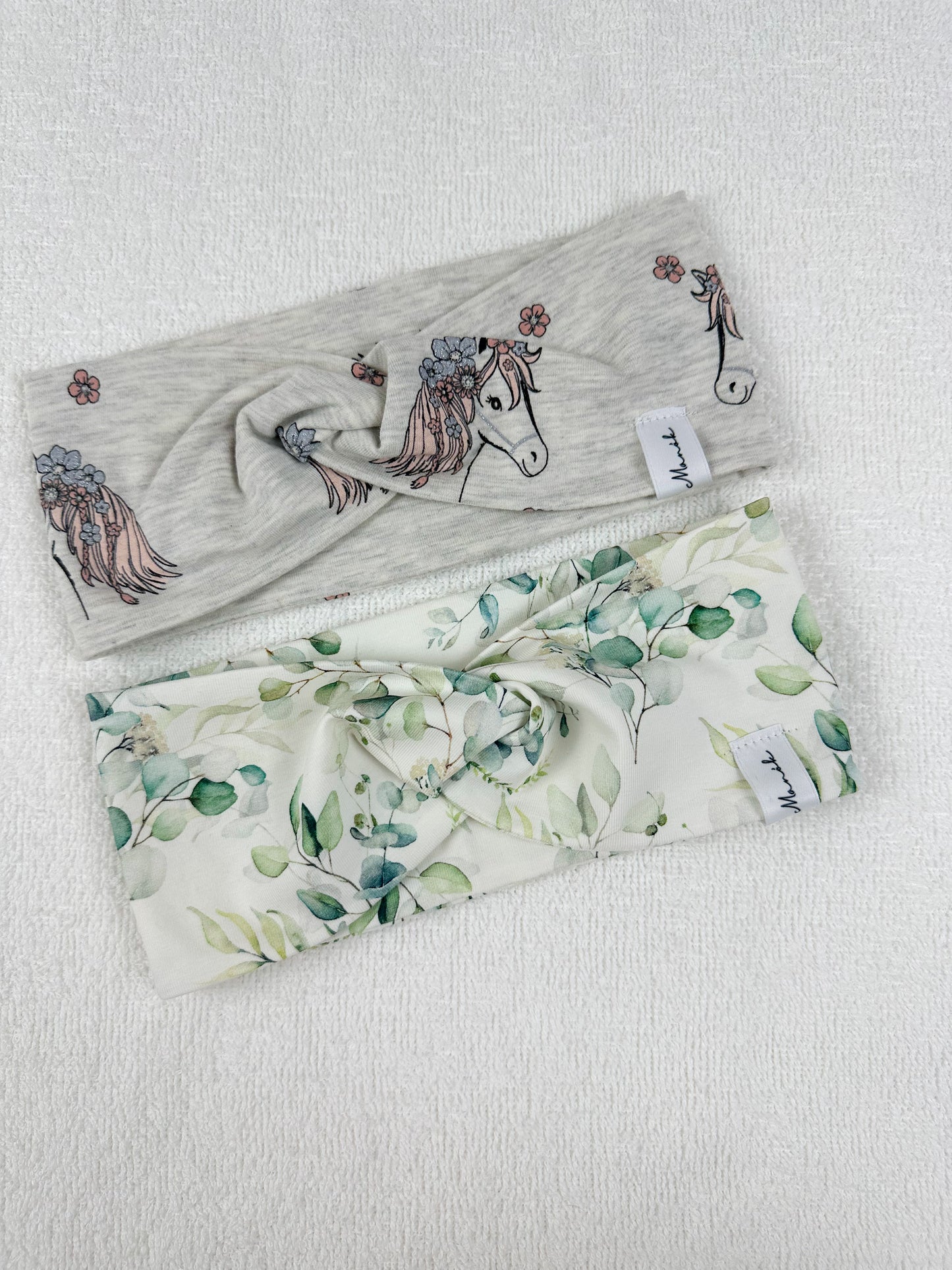 Handgemachtes Twist-Stirnband in verschiedenen Farben, ideal für jede Jahreszeit. Das Stirnband bietet nicht nur stilvollen Schutz vor Kälte, sondern ist auch ein modisches Accessoire, das jedem Outfit einen besonderen Akzent verleiht.