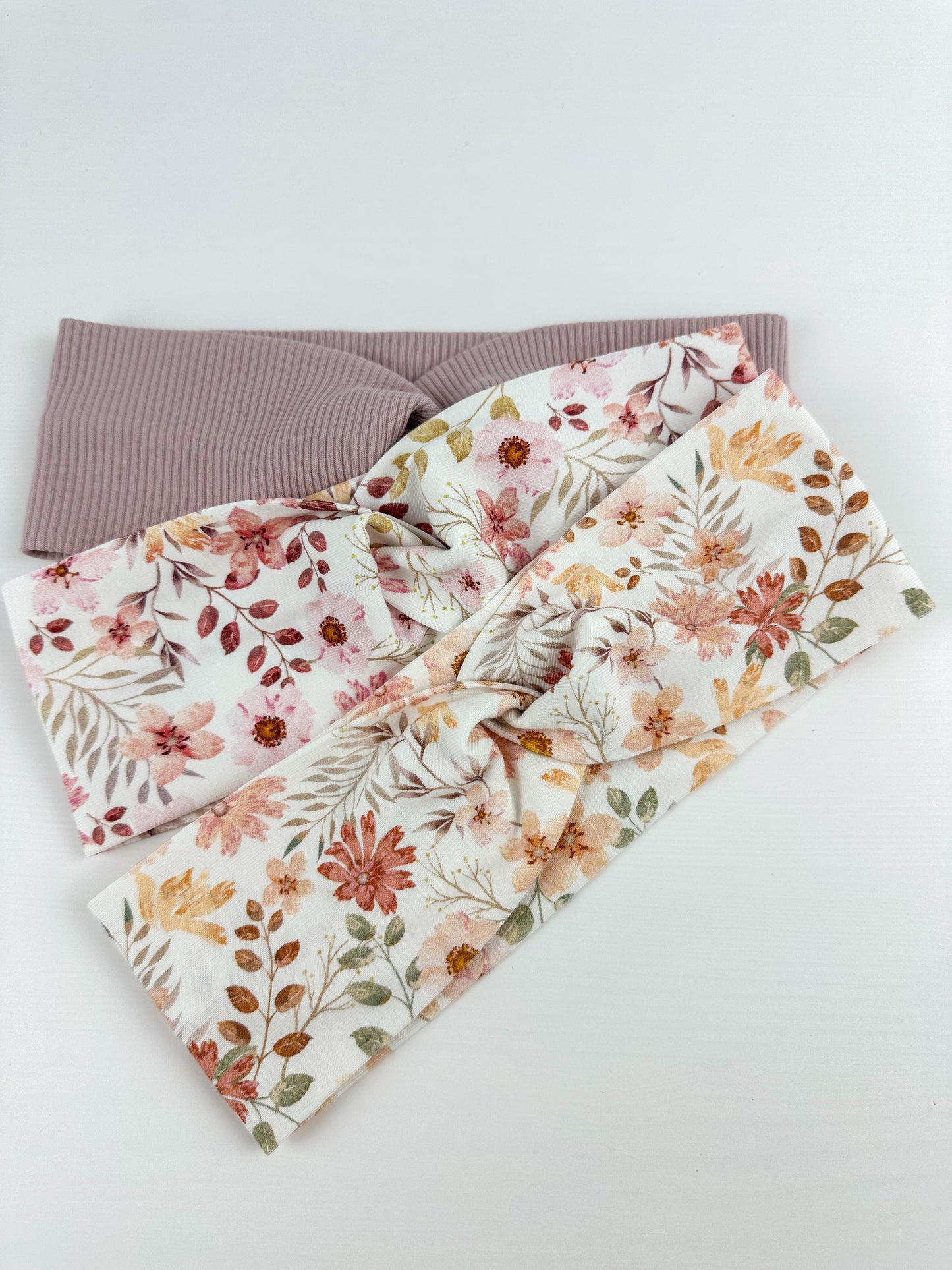 Handgemachtes Twist-Stirnband in verschiedenen Farben, ideal für jede Jahreszeit. Das Stirnband bietet nicht nur stilvollen Schutz vor Kälte, sondern ist auch ein modisches Accessoire, das jedem Outfit einen besonderen Akzent verleiht.