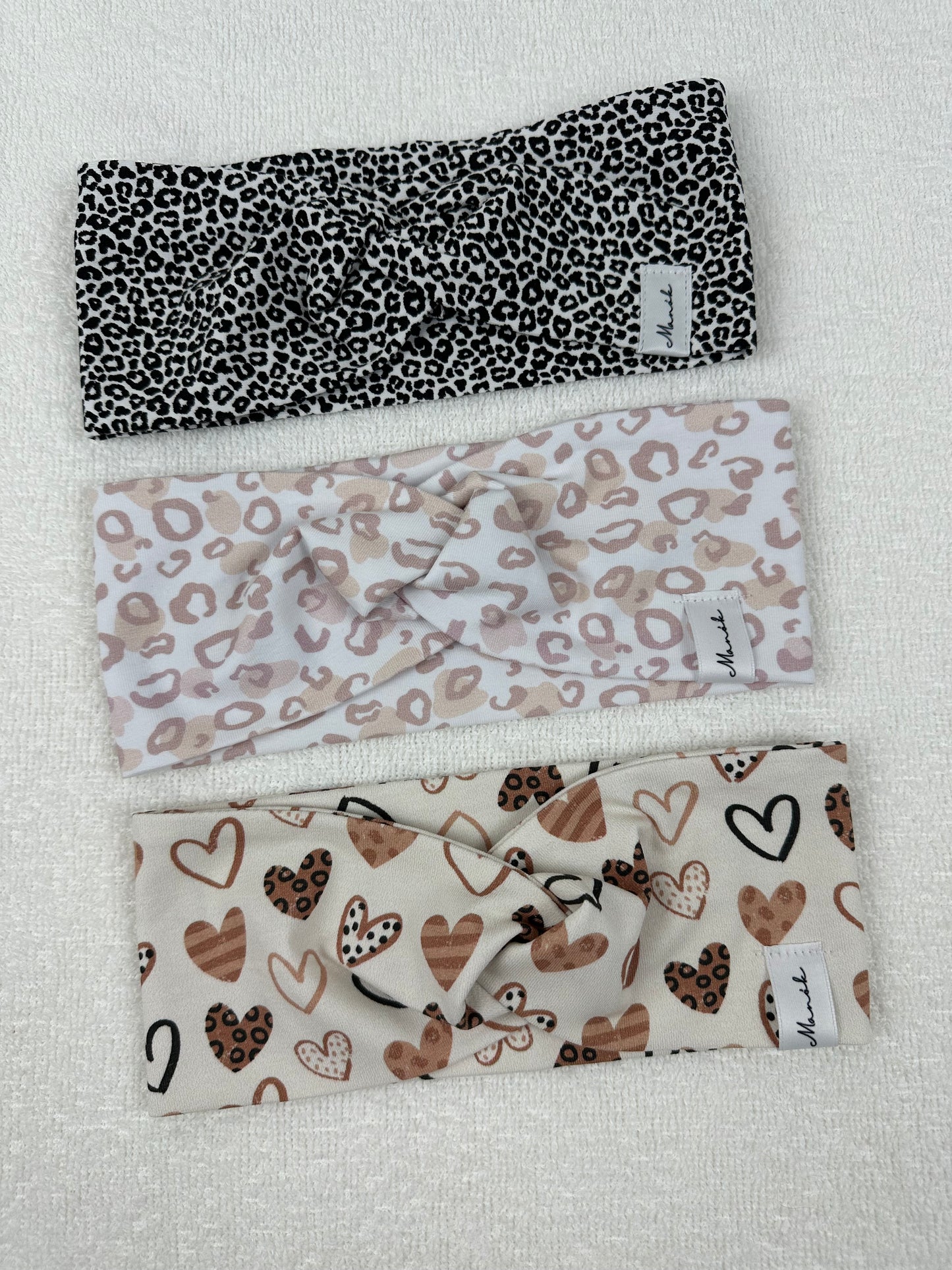 Handgemachtes Twist-Stirnband in verschiedenen Farben, ideal für jede Jahreszeit. Das Stirnband bietet nicht nur stilvollen Schutz vor Kälte, sondern ist auch ein modisches Accessoire, das jedem Outfit einen besonderen Akzent verleiht.