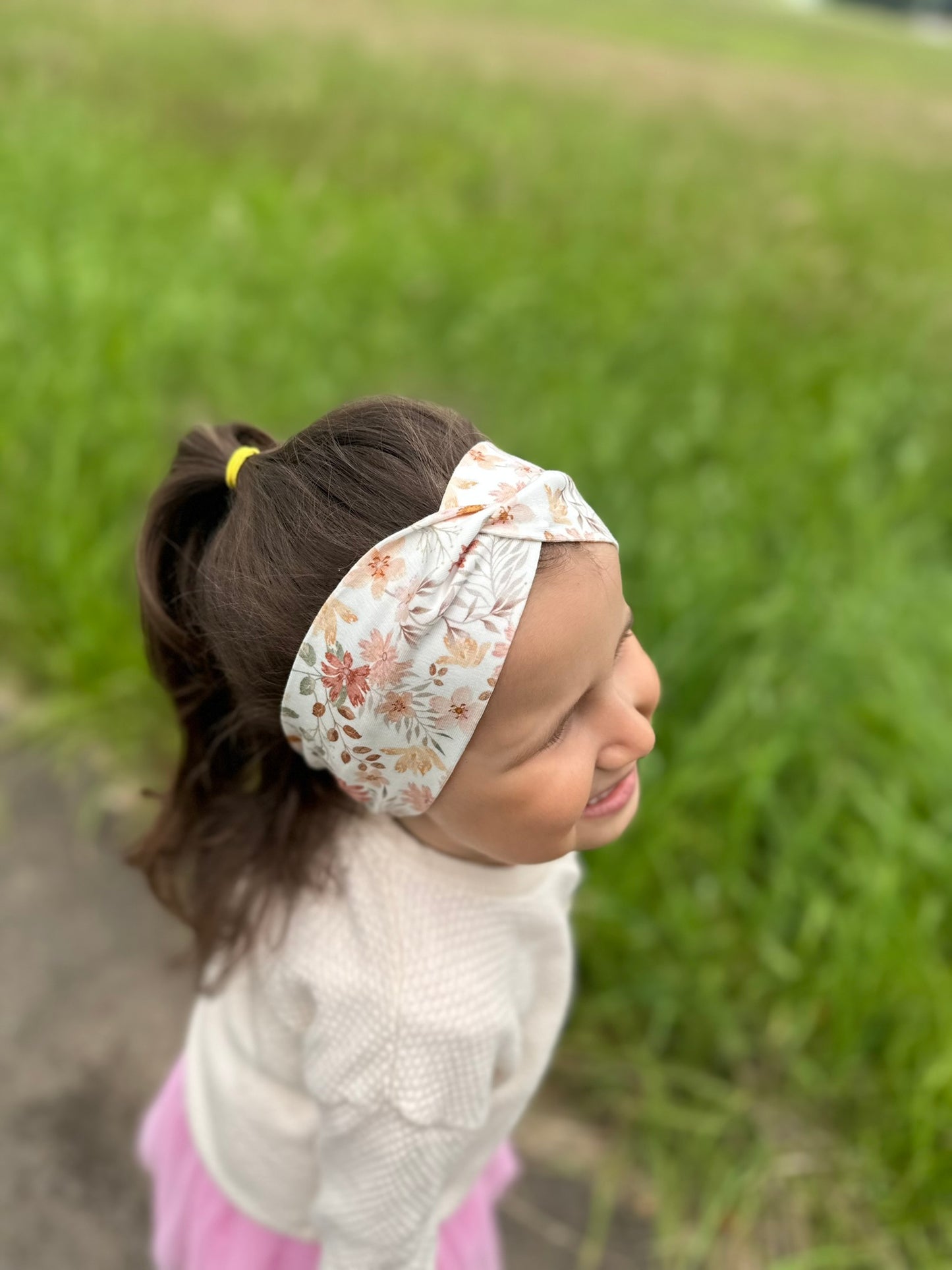 Handgemachtes Twist-Stirnband in verschiedenen Farben, ideal für jede Jahreszeit. Das Stirnband bietet nicht nur stilvollen Schutz vor Kälte, sondern ist auch ein modisches Accessoire, das jedem Outfit einen besonderen Akzent verleiht.