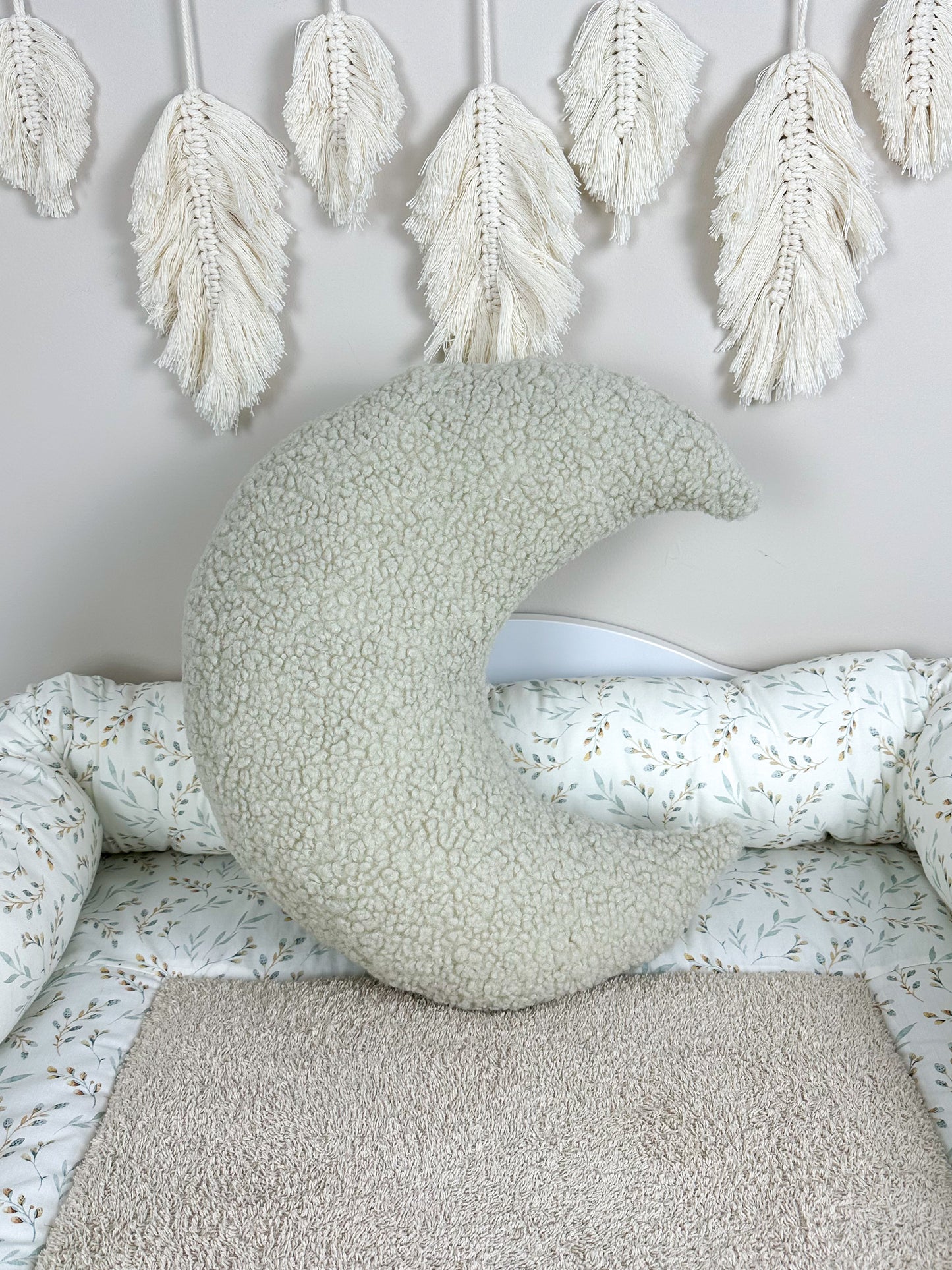 Gemütliche Teddy Kissen Kollektion – weiche, plüschige Kissen in verschiedenen Farben und Größen, perfekt zum Kuscheln und Verlieben. Ideal für jedes Zuhause, um eine warme und einladende Atmosphäre zu schaffen.
