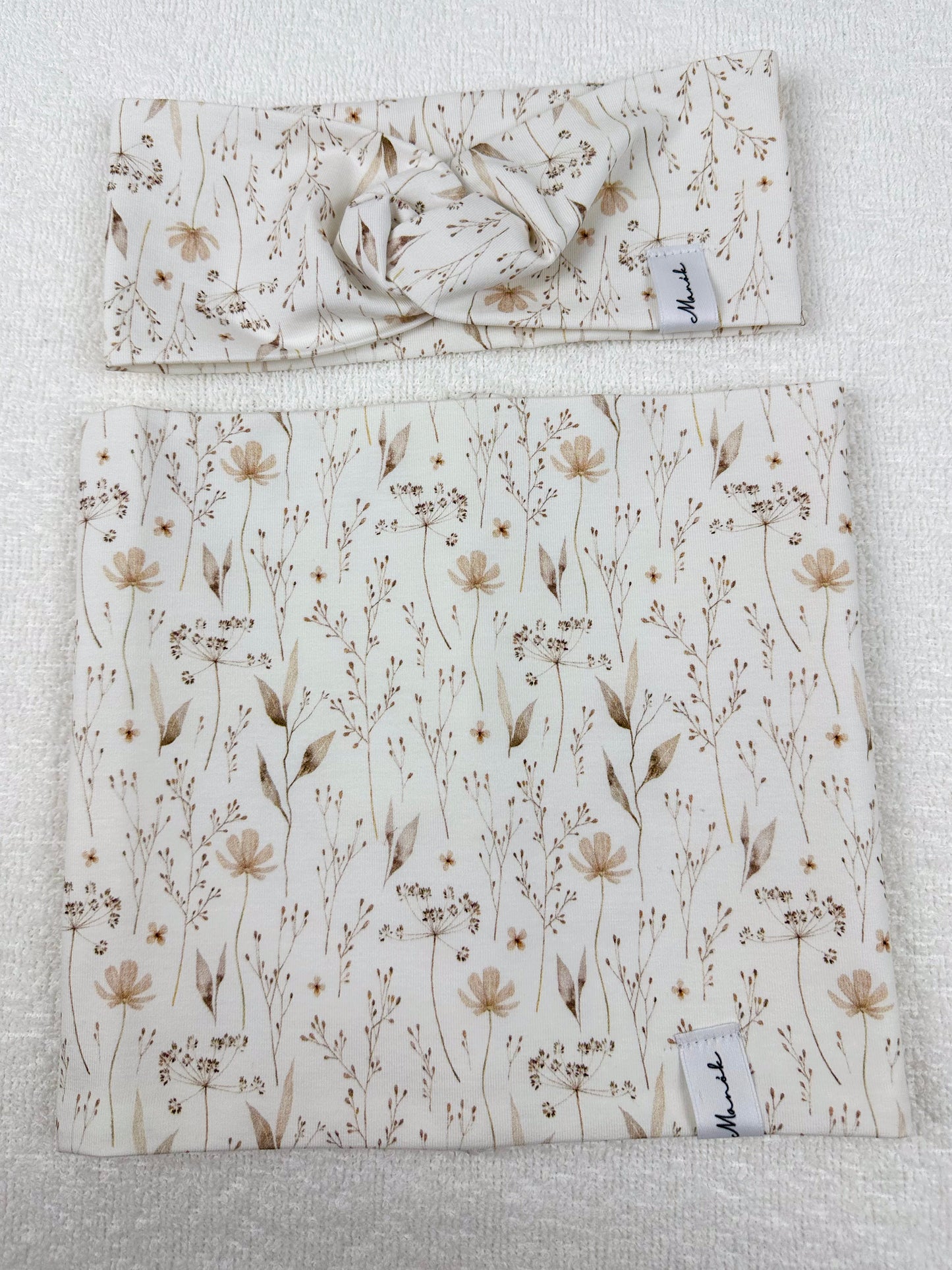 Ein Set aus warmen und stilvollen Kinder-Stirnbändern und Loop-Schals, Jersey perfekt für kalte Tage. Die farbenfrohen Accessoires bieten nicht nur Schutz vor Kälte, sondern verleihen jedem Outfit einen modischen Akzent