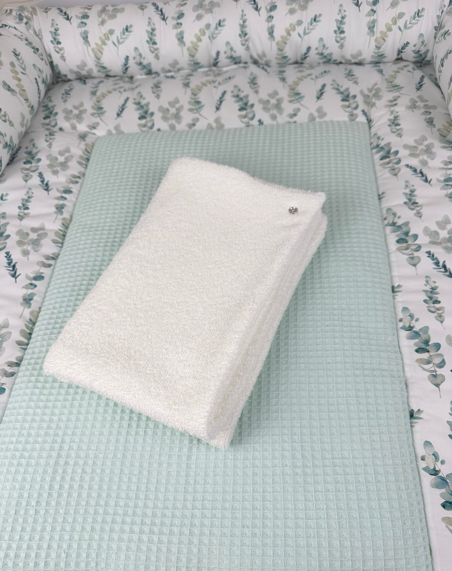 Die Auflage ist in sanften Farben gestaltet und bietet eine bequeme und hygienische Oberfläche für das Wickeln von Babys. Der Wechsel erfolgt schnell und einfach, was Eltern eine stressfreie Wickelerfahrung ermöglicht.