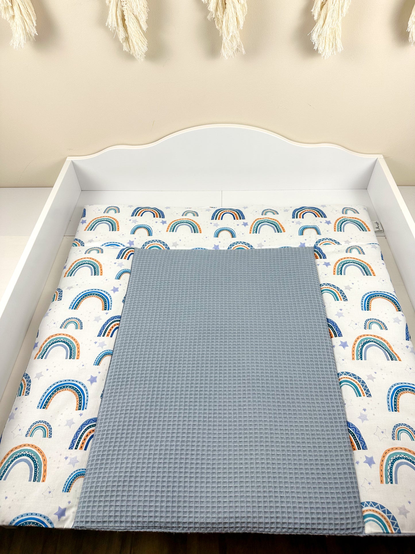 Bequeme Wickeltischauflage im eleganten Waffelpique-Design, ideal für die sanfte Pflege Ihres Babys. Die weiche Oberfläche sorgt für Komfort und Sicherheit während des Wickelns.