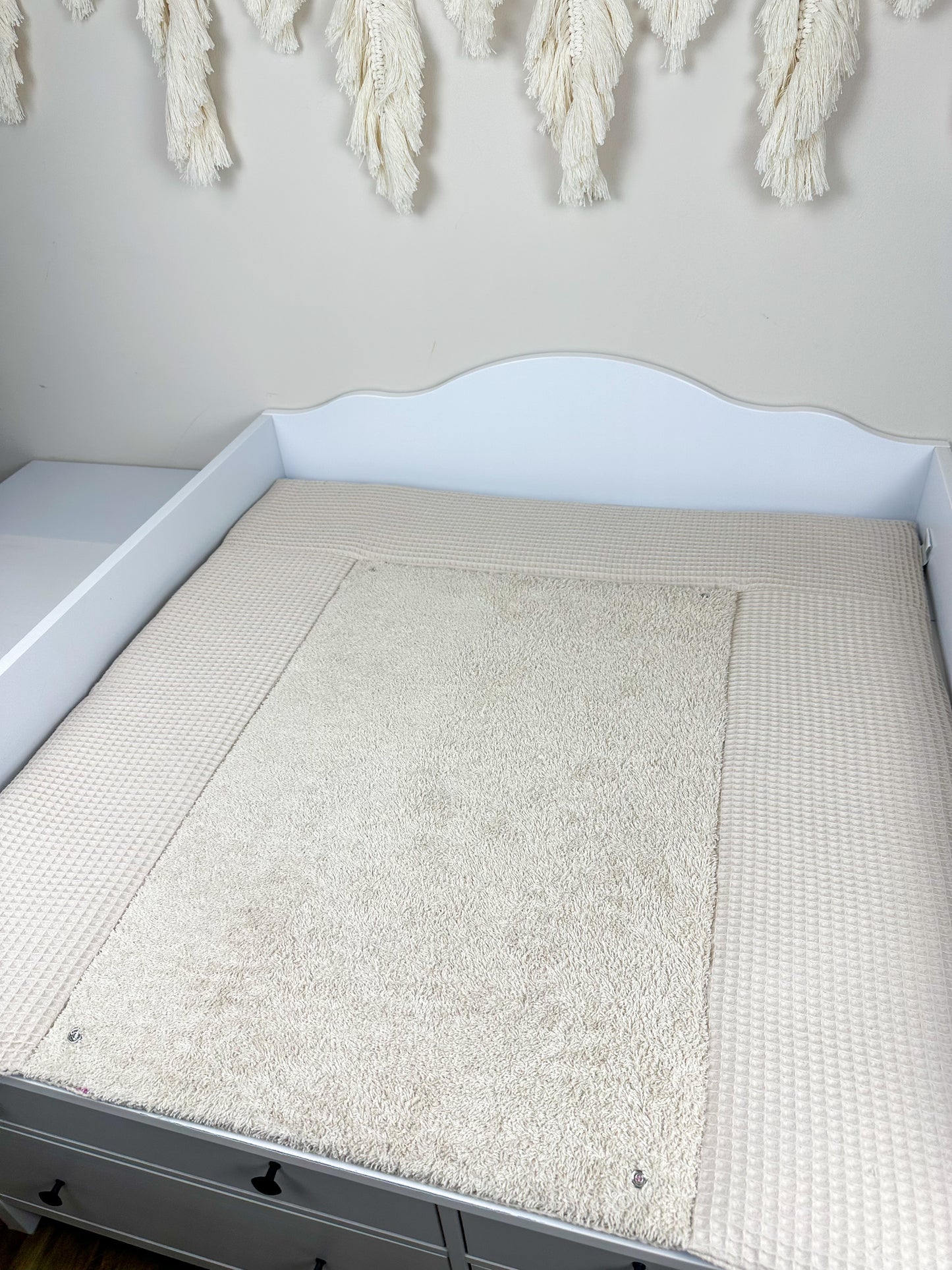 "Gemütliche Wickeltischauflage aus Waffelpique und Frottee, die für Komfort und Wärme sorgt. Ideal für die sanfte Pflege Ihres Babys.