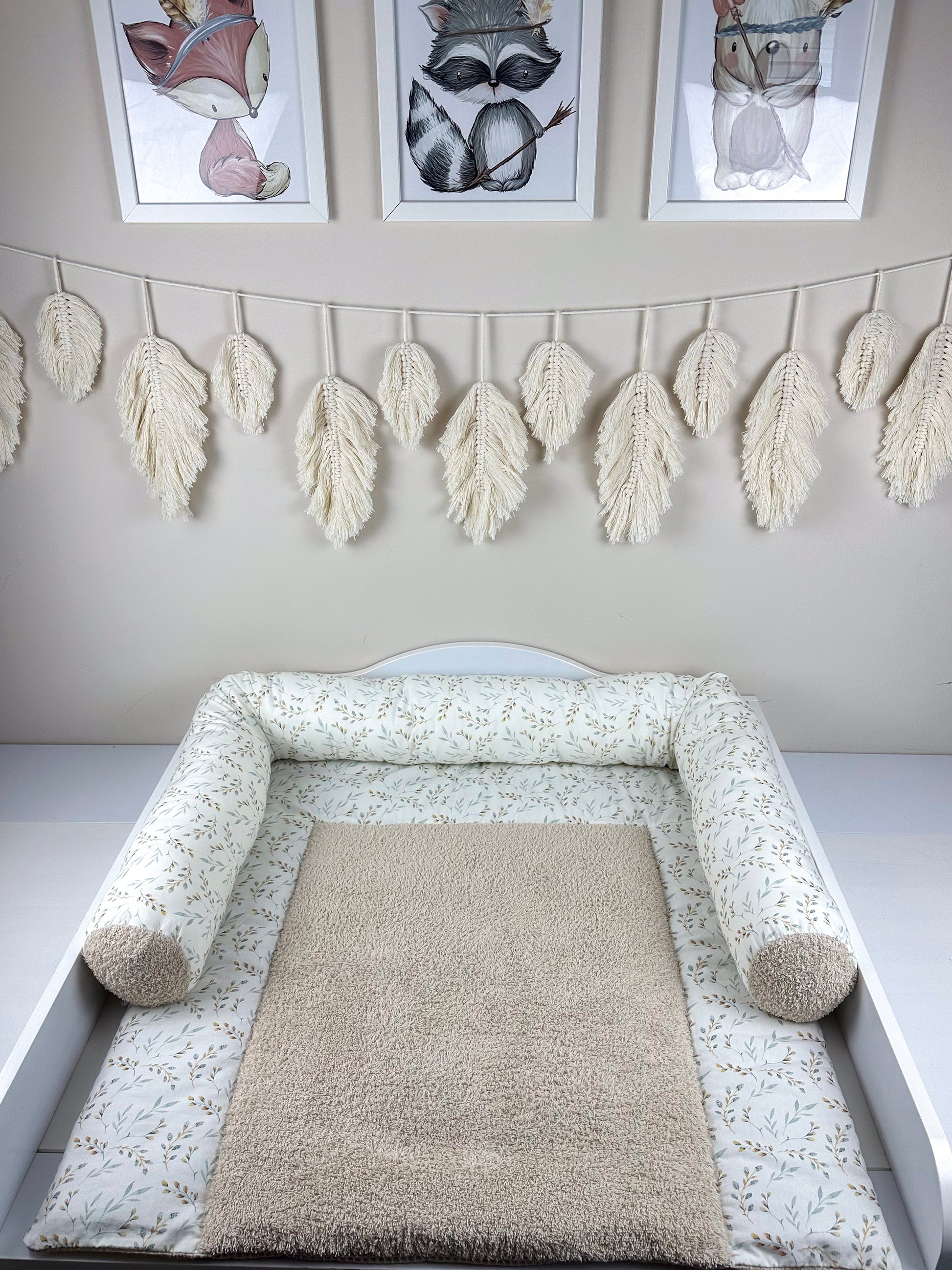 Eine stilvolle Wickeltischauflage, die durch ihre vielfältigen Designs besticht. Die Auflage ist aus hochwertigem Frottee gefertigt, das sowohl weich als auch strapazierfähig ist. Sie bietet eine komfortable und hygienische Fläche für das Wickeln von Babys und fügt sich harmonisch in moderne Kinderzimmer ein.