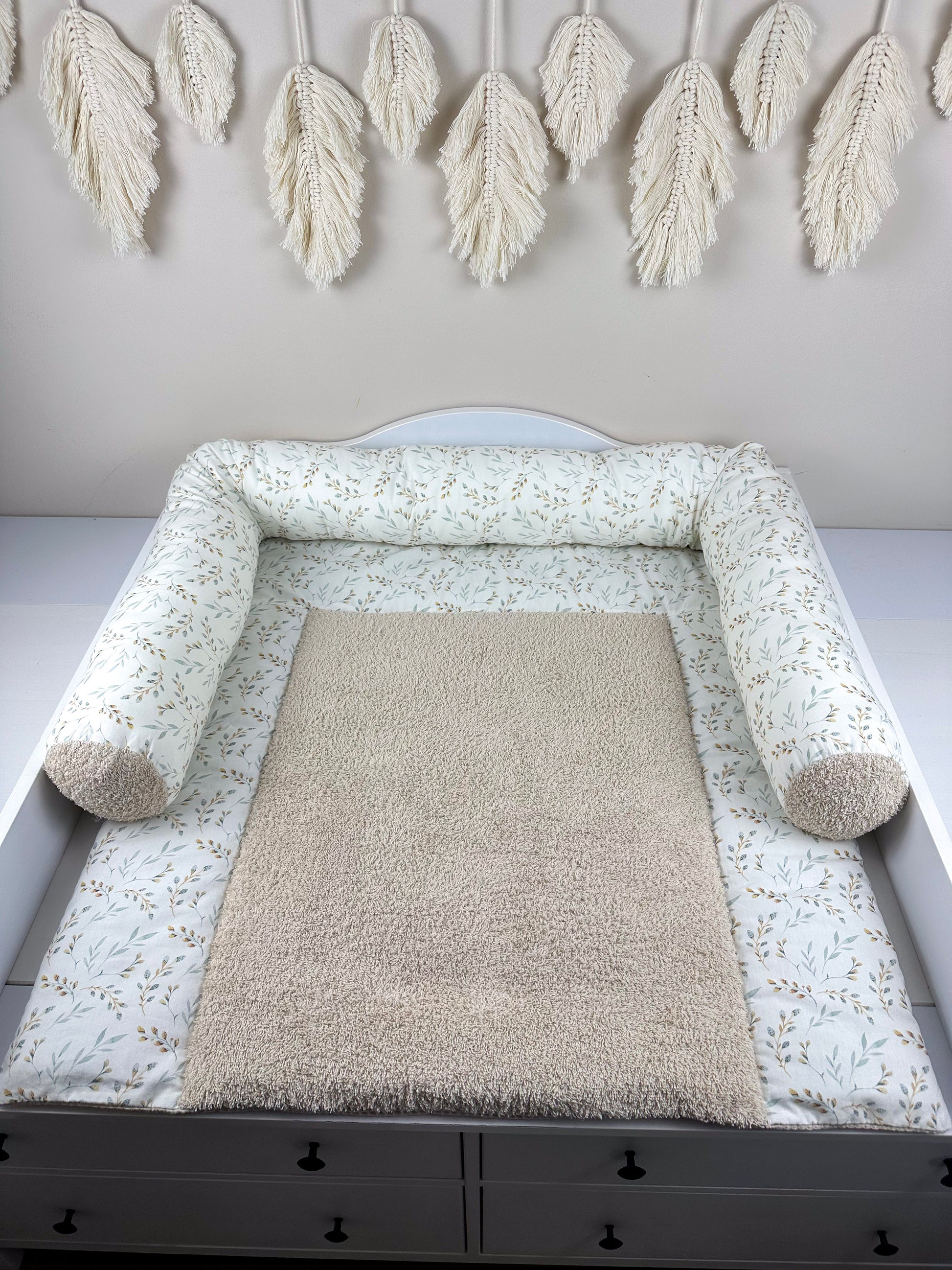 Eine stilvolle Wickeltischauflage, die durch ihre vielfältigen Designs besticht. Die Auflage ist aus hochwertigem Frottee gefertigt, das sowohl weich als auch strapazierfähig ist. Sie bietet eine komfortable und hygienische Fläche für das Wickeln von Babys und fügt sich harmonisch in moderne Kinderzimmer ein.