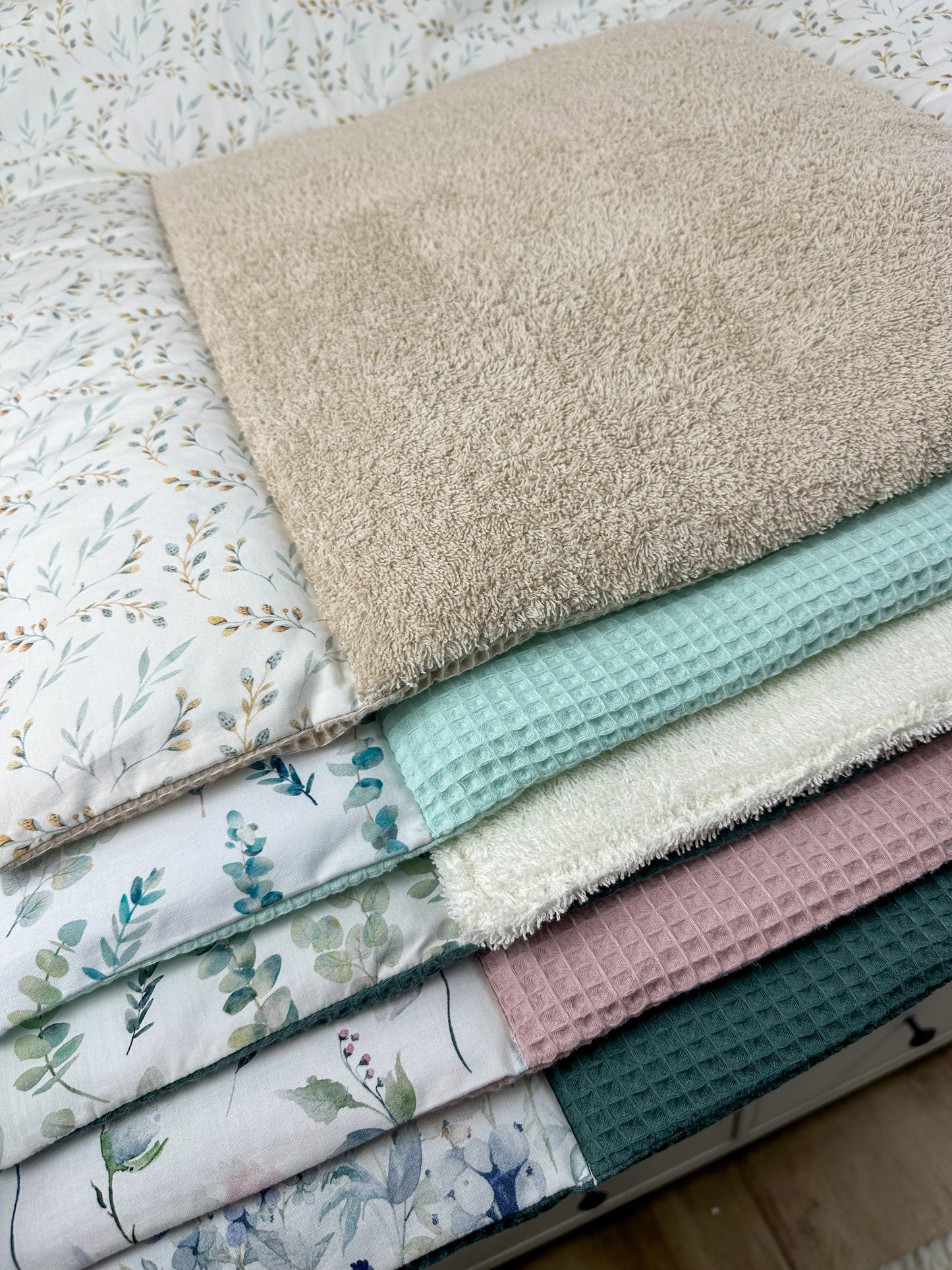 Bequeme Wickeltischauflage im eleganten Waffelpique-Design, ideal für die sanfte Pflege Ihres Babys. Die weiche Oberfläche sorgt für Komfort und Sicherheit während des Wickelns.