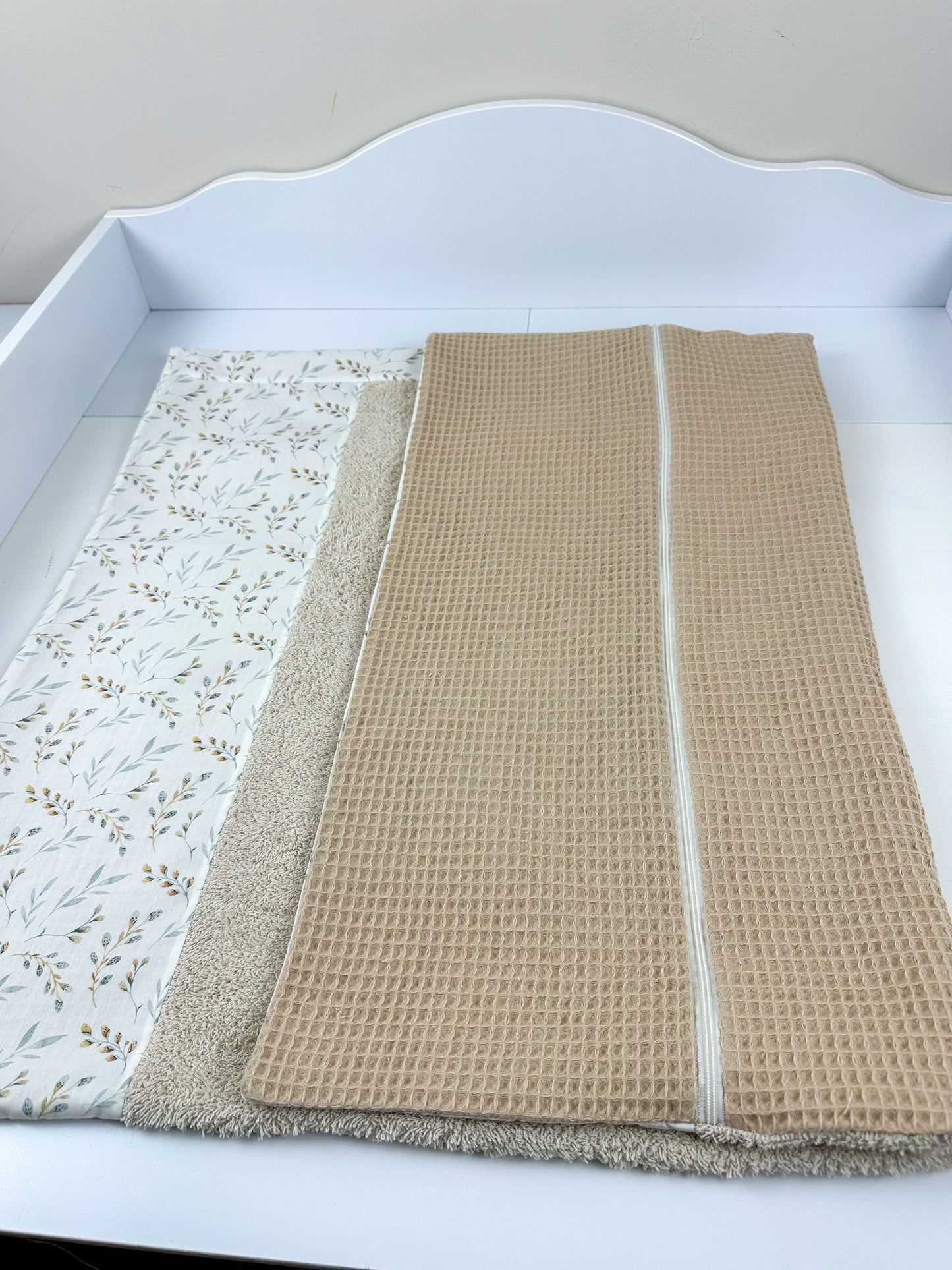 Set aus einem weichen Wickelauflagenbezug und einer passenden Bettschlange, beide in sanften Farben und liebevollen Mustern gestaltet. Der Wickelauflagenbezug sorgt für Komfort und Hygiene beim Wickeln, während die Bettschlange als dekoratives Element und Schutz für das Baby im Bett dient. Ideal für eine gemütliche und sichere Umgebung im Kinderzimmer.