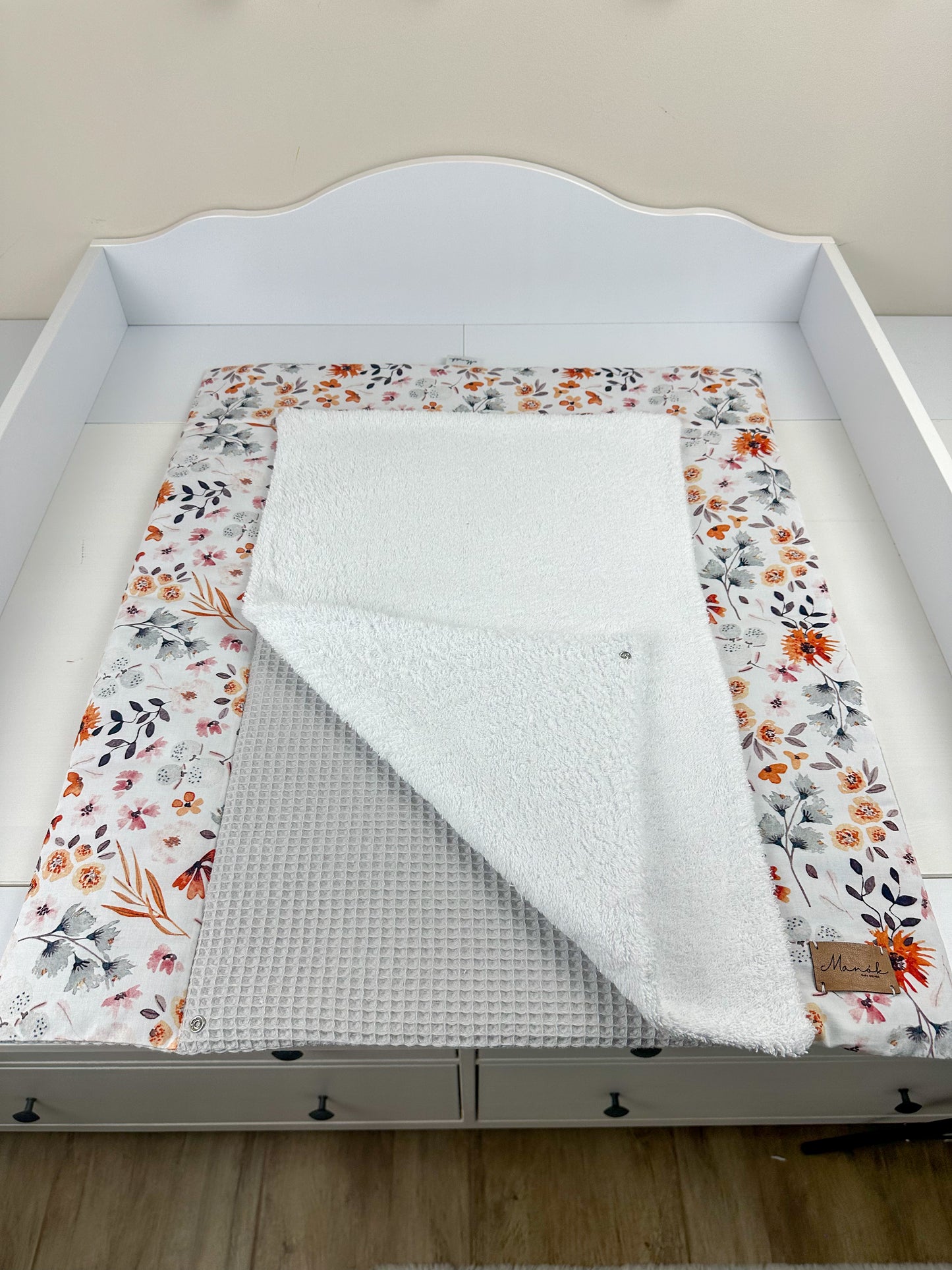 Bequeme Wickeltischauflage im eleganten Waffelpique-Design, ideal für die sanfte Pflege Ihres Babys. Die weiche Oberfläche sorgt für Komfort und Sicherheit während des Wickelns.