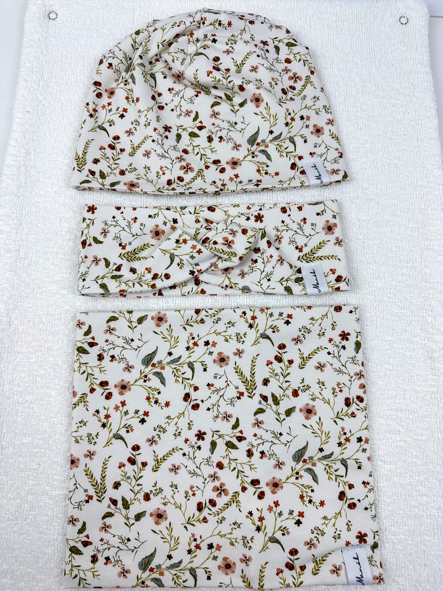 Bei diesem Set bekommen Sie alle 3 Produkte Perfekt für die Kalte Tage- Für Babys und Kinder Beanie Mütze mit Loop Schal und Stirnband hangemacht