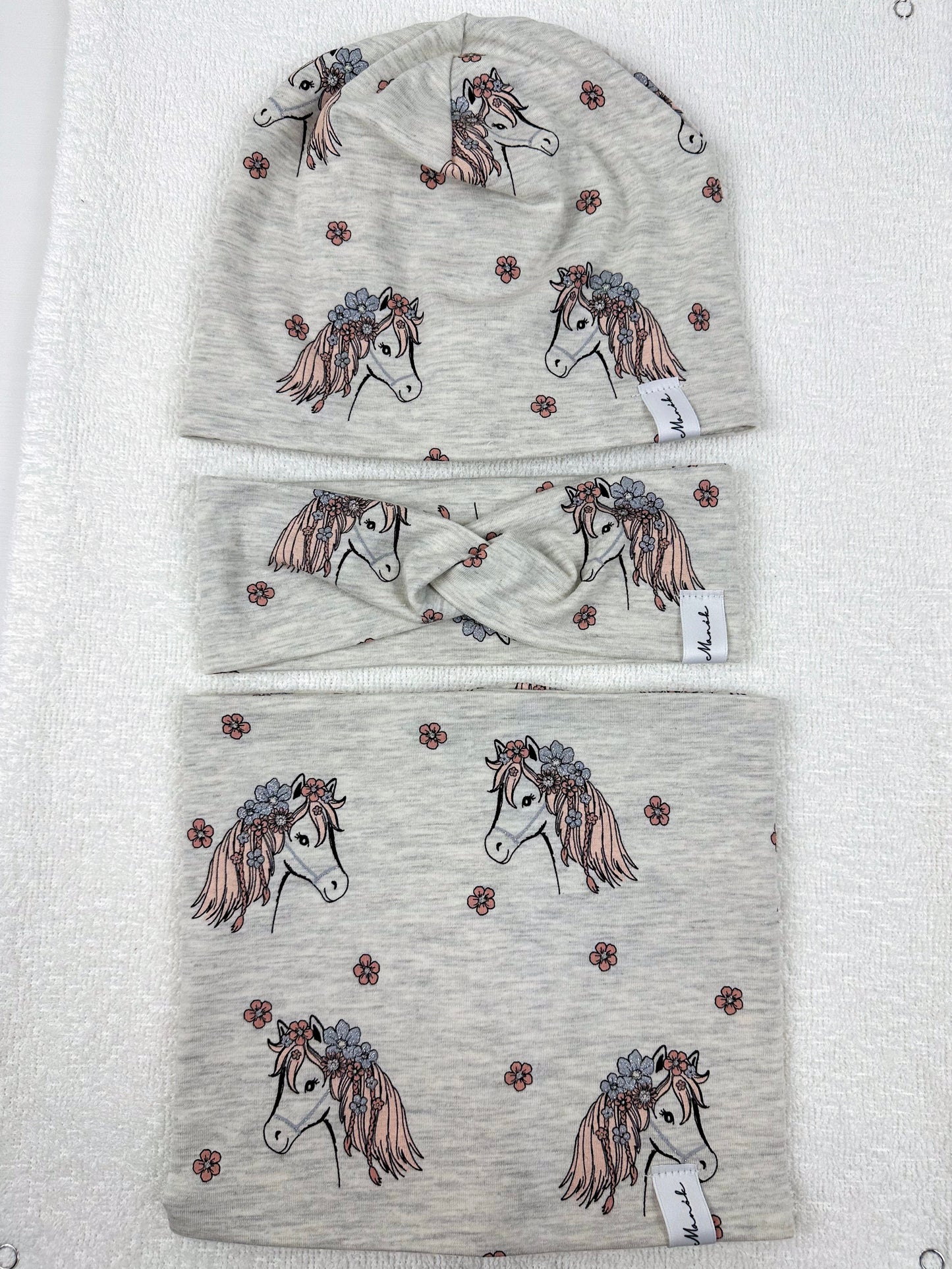 Bei diesem Set bekommen Sie alle 3 Produkte Perfekt für die Kalte Tage- Für Babys und Kinder Beanie Mütze mit Loop Schal und Stirnband hangemacht