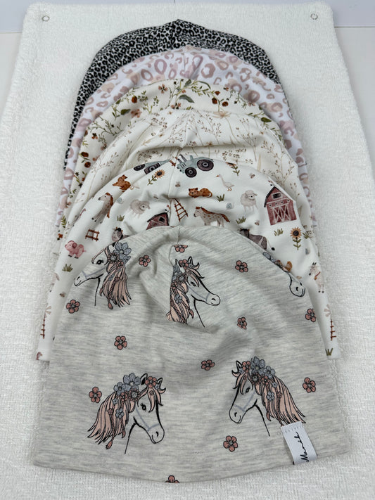 Handgemachte Beanies für Kinder und Babys sind nicht nur praktisch, um sie warm zu halten, sondern auch eine tolle Möglichkeit, ihnen einen individuellen Stil zu verleihen. Es gibt viele verschiedene Designs, Farben und Materialien, die verwendet werden können, um die Beanies einzigartig zu machen. 