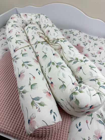 Eine stilvolle Bettschlange, die sowohl Komfort als auch ästhetisches Design vereint. Sie bietet eine gemütliche Unterstützung für Babys und Kleinkinder, während sie gleichzeitig das Schlafzimmer dekorativ aufwertet.