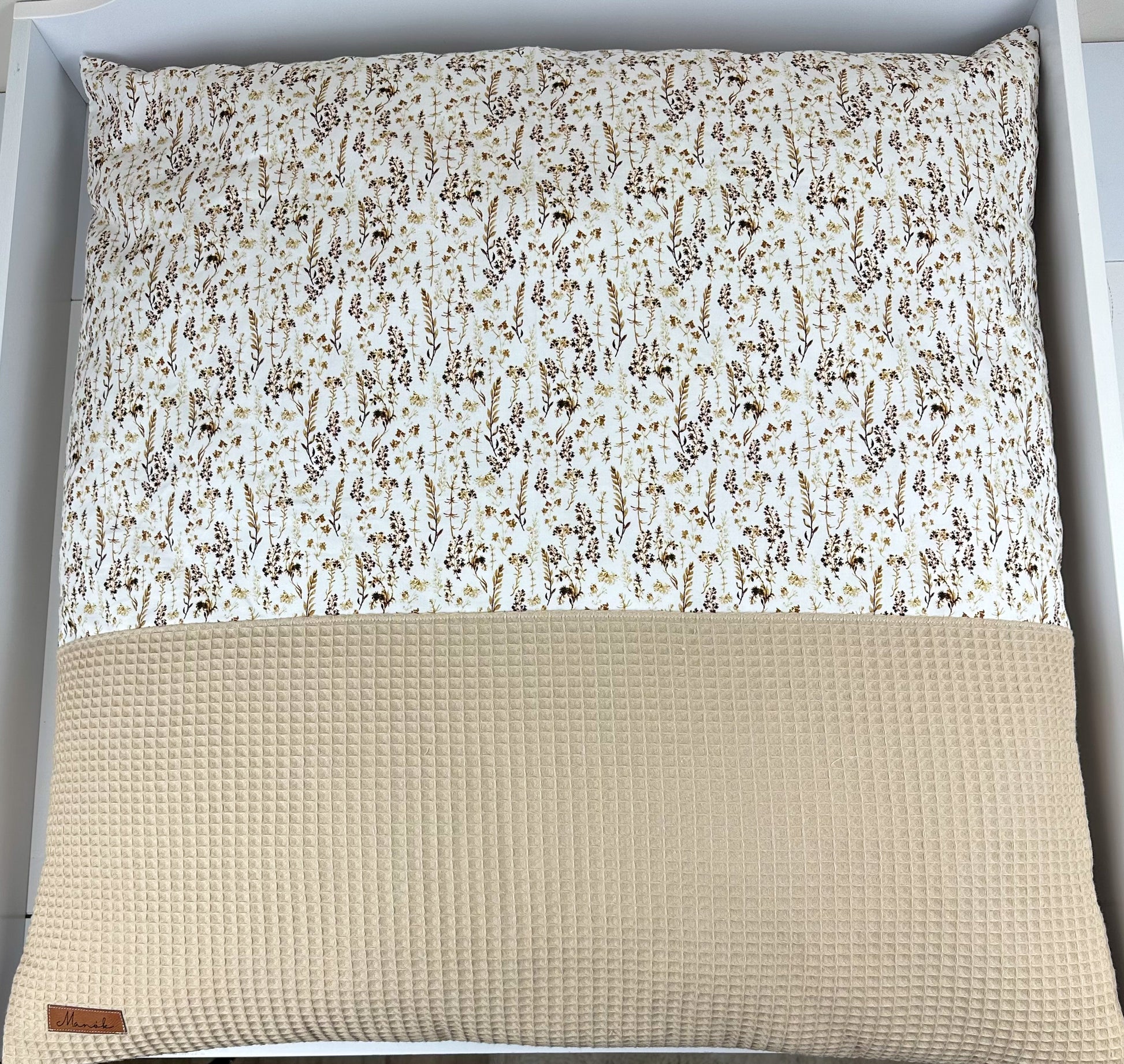 Handgemachte Kissenbezüge aus hochwertigem, weichem Stoff in verschiedenen Farben und Mustern. Jedes Stück ist einzigartig und verleiht Ihrem Wohnraum eine persönliche Note. Ideal für Sofas, Betten oder als dekoratives Element in jedem Raum.