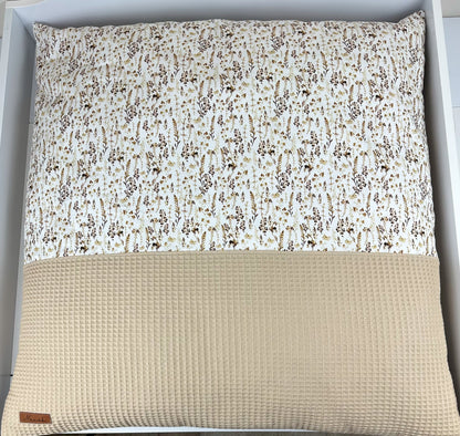 Handgemachte Kissenbezüge aus hochwertigem, weichem Stoff in verschiedenen Farben und Mustern. Jedes Stück ist einzigartig und verleiht Ihrem Wohnraum eine persönliche Note. Ideal für Sofas, Betten oder als dekoratives Element in jedem Raum.