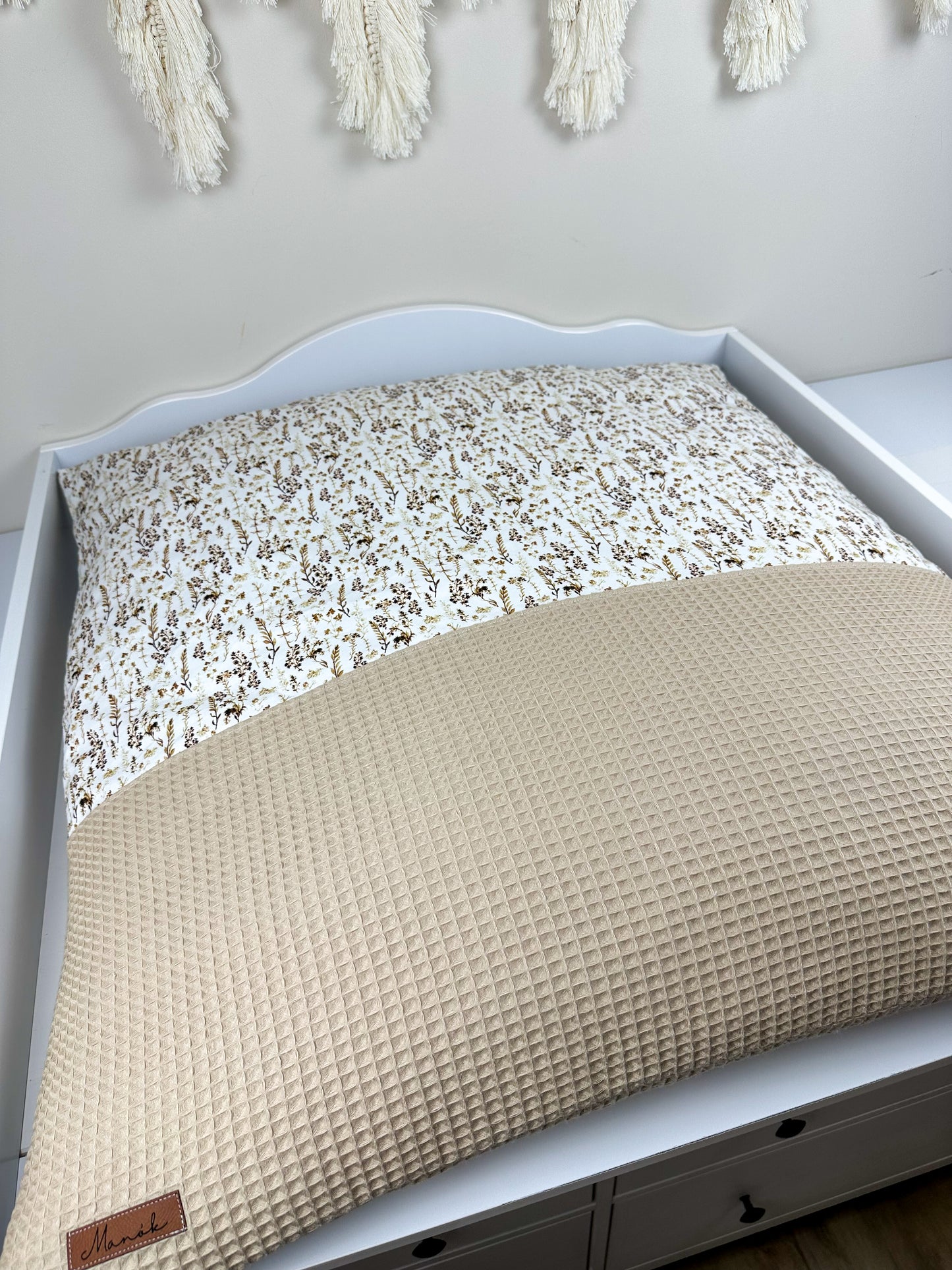 Handgemachte Kissenbezüge aus hochwertigem, weichem Stoff in verschiedenen Farben und Mustern. Jedes Stück ist einzigartig und verleiht Ihrem Wohnraum eine persönliche Note. Ideal für Sofas, Betten oder als dekoratives Element in jedem Raum.