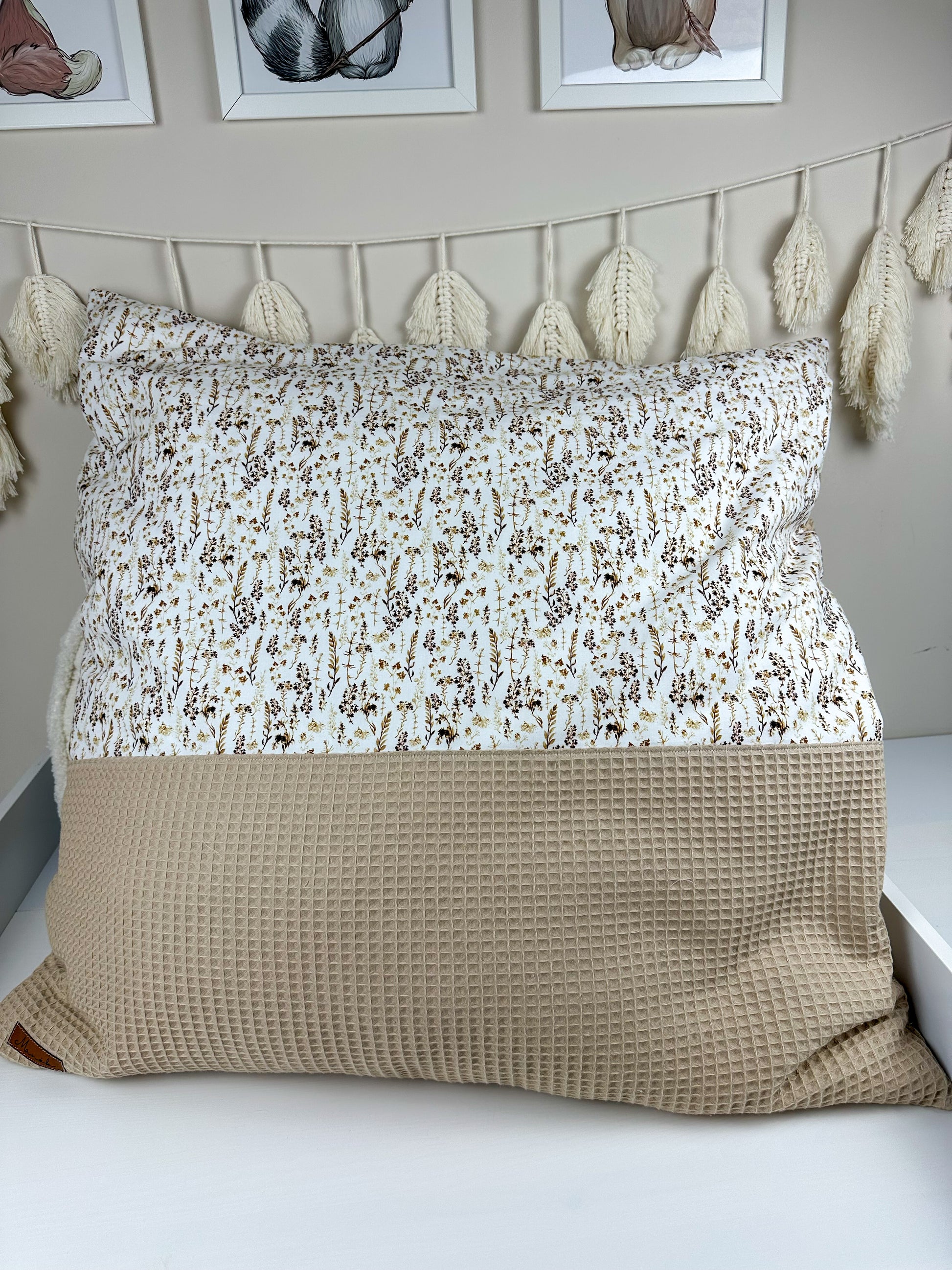 Handgemachte Kissenbezüge aus hochwertigem, weichem Stoff in verschiedenen Farben und Mustern. Jedes Stück ist einzigartig und verleiht Ihrem Wohnraum eine persönliche Note. Ideal für Sofas, Betten oder als dekoratives Element in jedem Raum.