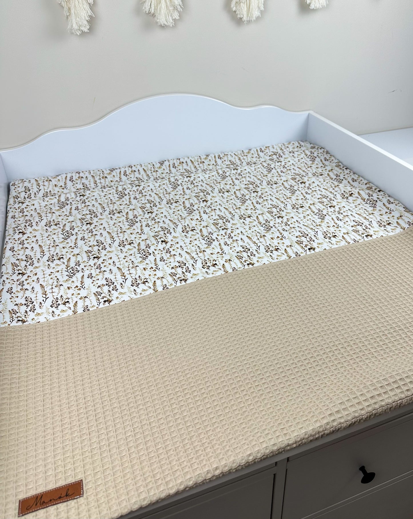 Handgemachte Kissenbezüge aus hochwertigem, weichem Stoff in verschiedenen Farben und Mustern. Jedes Stück ist einzigartig und verleiht Ihrem Wohnraum eine persönliche Note. Ideal für Sofas, Betten oder als dekoratives Element in jedem Raum.