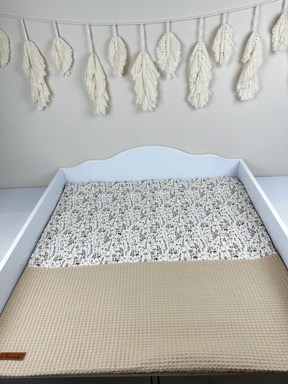 Handgemachte Kissenbezüge aus hochwertigem, weichem Stoff in verschiedenen Farben und Mustern. Jedes Stück ist einzigartig und verleiht Ihrem Wohnraum eine persönliche Note. Ideal für Sofas, Betten oder als dekoratives Element in jedem Raum.