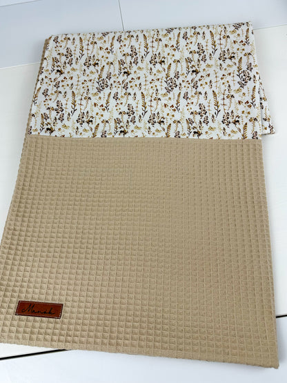 Handgemachte Kissenbezüge aus hochwertigem, weichem Stoff in verschiedenen Farben und Mustern. Jedes Stück ist einzigartig und verleiht Ihrem Wohnraum eine persönliche Note. Ideal für Sofas, Betten oder als dekoratives Element in jedem Raum.