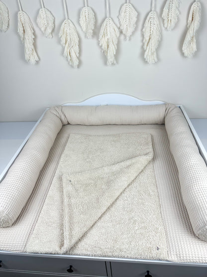 Gemütliche Wickeltischauflage aus Waffelpique und Frottee, die für Komfort und Wärme sorgt. Ideal für die sanfte Pflege Ihres Babys. Mit Wechselauflage zum waschen.