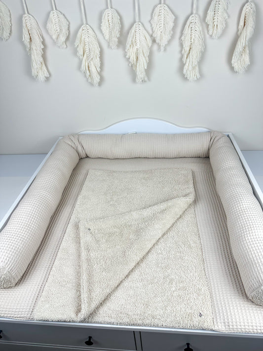 Das Set S für deinen Wickeltisch ist wirklich eine großartige Wahl! Es vereint Funktionalität und ansprechendes Design, was es ideal für die Einrichtung deines Wickeltischs macht. Mit der hochwertigen Wickelauflage, der praktischen Wechselauflage zum Aufknöpfen und der Wickeltischumrandung oder Bettschlange von 200 cm hast du alles, was du benötigst. Die kuschelige Frottee-Oberfläche sorgt zudem für zusätzlichen Komfort, was sowohl für dich als auch für dein Baby angenehm ist.