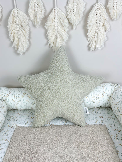 Gemütliche Teddy Kissen Kollektion – weiche, plüschige Kissen in verschiedenen Farben und Größen, perfekt zum Kuscheln und Verlieben. Ideal für jedes Zuhause, um eine warme und einladende Atmosphäre zu schaffen.