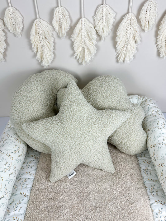 Gemütliche Teddy Kissen Kollektion – weiche, plüschige Kissen in verschiedenen Farben und Größen, perfekt zum Kuscheln und Verlieben. Ideal für jedes Zuhause, um eine warme und einladende Atmosphäre zu schaffen.
