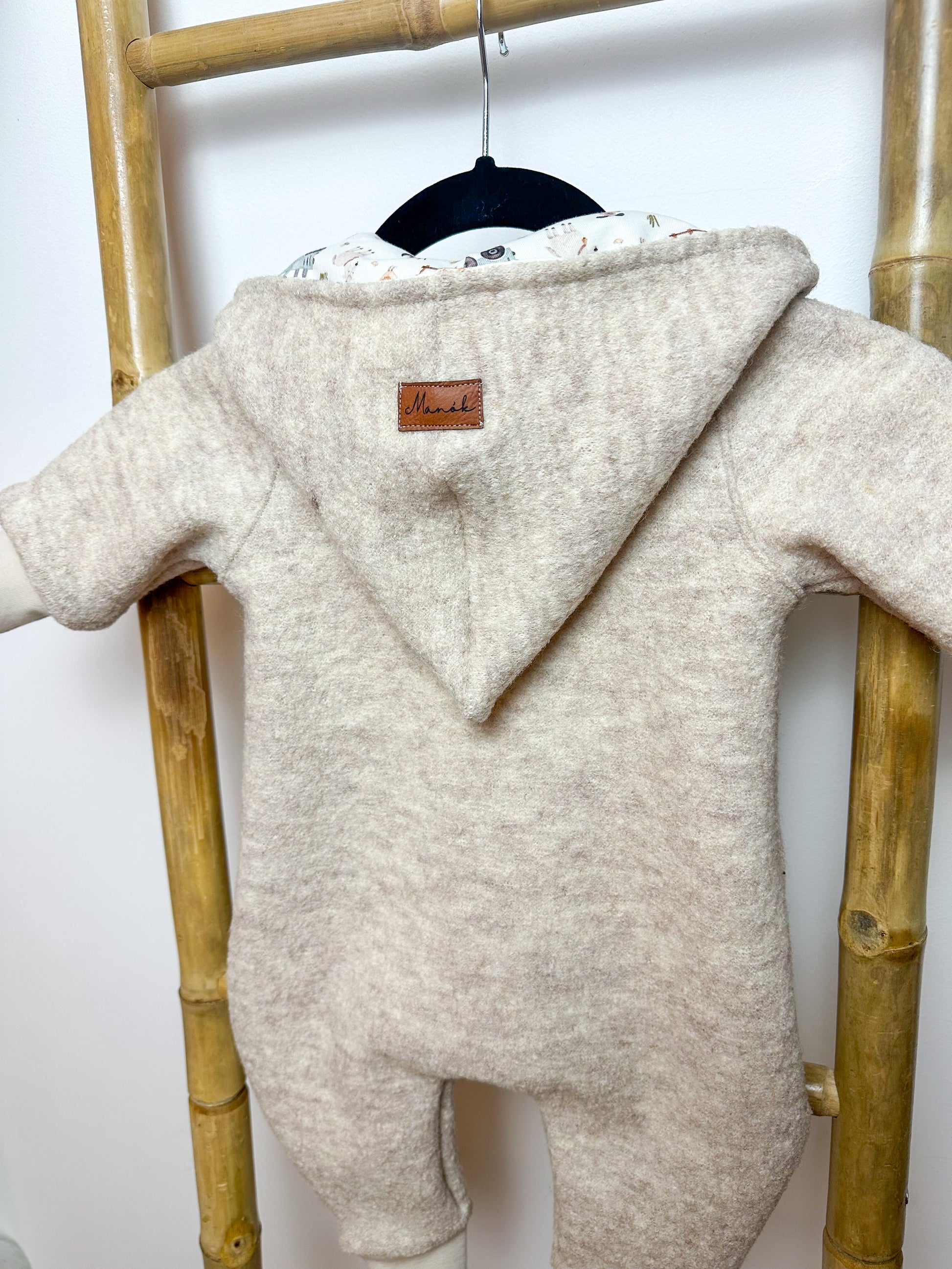 Ein Walkoverall für Babys ist ein warmer und bequemer Anzug, der aus Walkstoff gefertigt ist. Dieser Stoff ist besonders gut geeignet, um die Kleinen warm zu halten, da er atmungsaktiv und gleichzeitig isolierend ist. Walkoveralls sind oft handgemacht, was bedeutet, dass sie mit viel Liebe und Sorgfalt gefertigt werden. Sie sind ideal für kalte Tage, da sie den ganzen Körper des Babys warmhalten und gleichzeitig Bewegungsfreiheit bieten. Viele Modelle haben praktische Details wie eine Kapuze, um den Kopf de