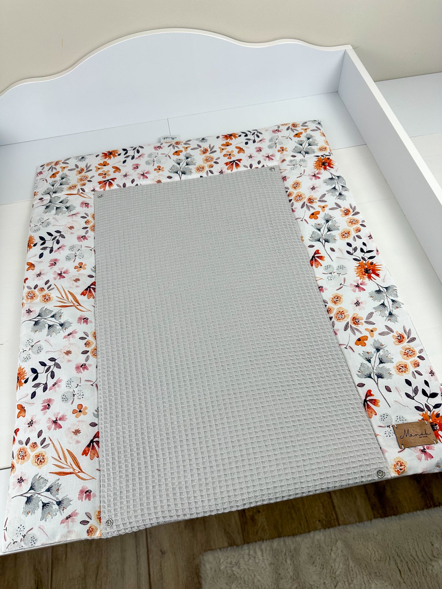 Bequeme Wickeltischauflage im eleganten Waffelpique-Design, ideal für die sanfte Pflege Ihres Babys. Die weiche Oberfläche sorgt für Komfort und Sicherheit während des Wickelns.