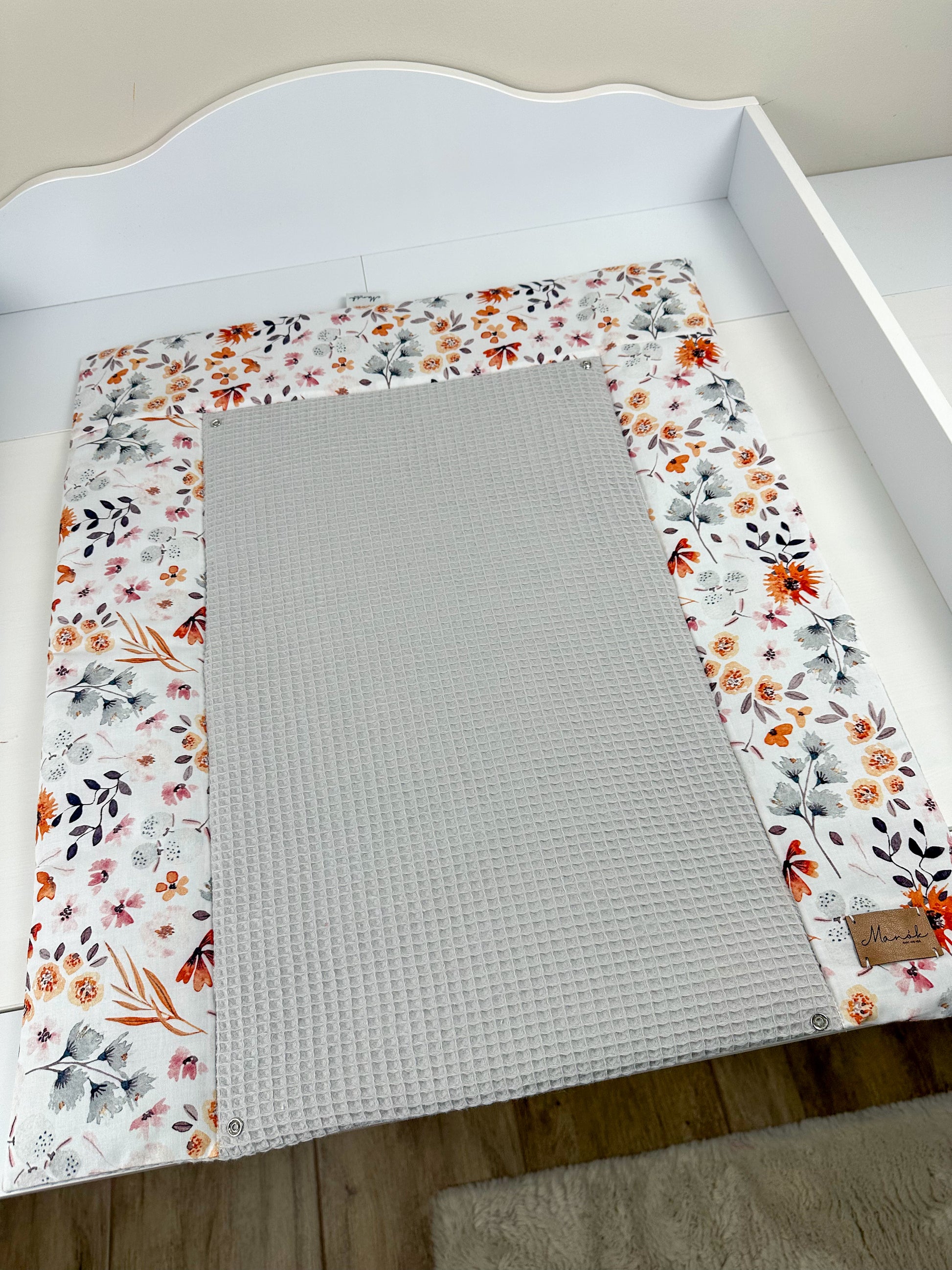 Bequeme Wickeltischauflage im eleganten Waffelpique-Design, ideal für die sanfte Pflege Ihres Babys. Die weiche Oberfläche sorgt für Komfort und Sicherheit während des Wickelns.