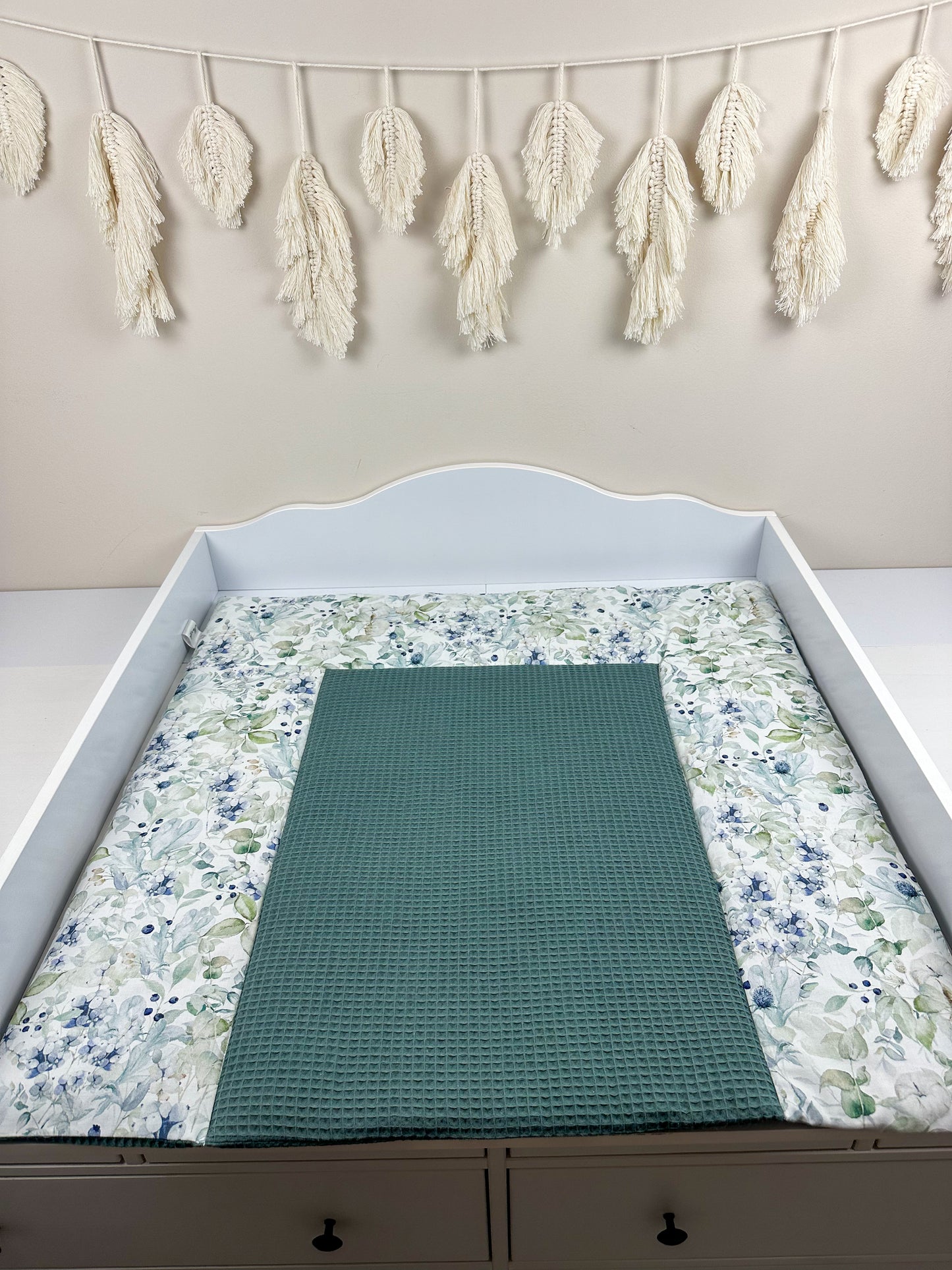 Bequeme Wickeltischauflage im eleganten Waffelpique-Design, ideal für die sanfte Pflege Ihres Babys. Die weiche Oberfläche sorgt für Komfort und Sicherheit während des Wickelns.