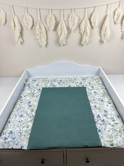 Bequeme Wickeltischauflage im eleganten Waffelpique-Design, ideal für die sanfte Pflege Ihres Babys. Die weiche Oberfläche sorgt für Komfort und Sicherheit während des Wickelns.