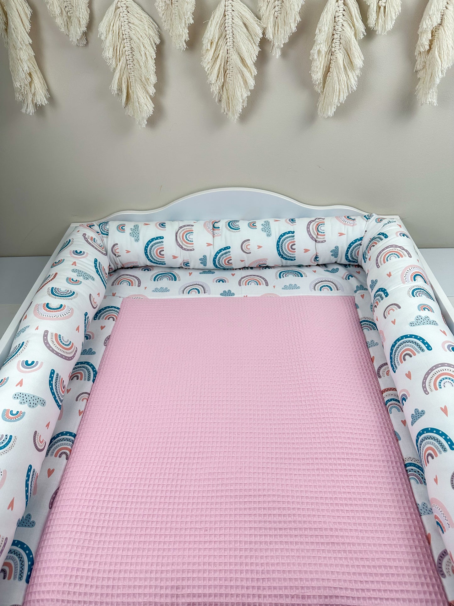 Bequeme Wickeltischauflage im eleganten Waffelpique-Design, ideal für die sanfte Pflege Ihres Babys. Die weiche Oberfläche sorgt für Komfort und Sicherheit während des Wickelns.